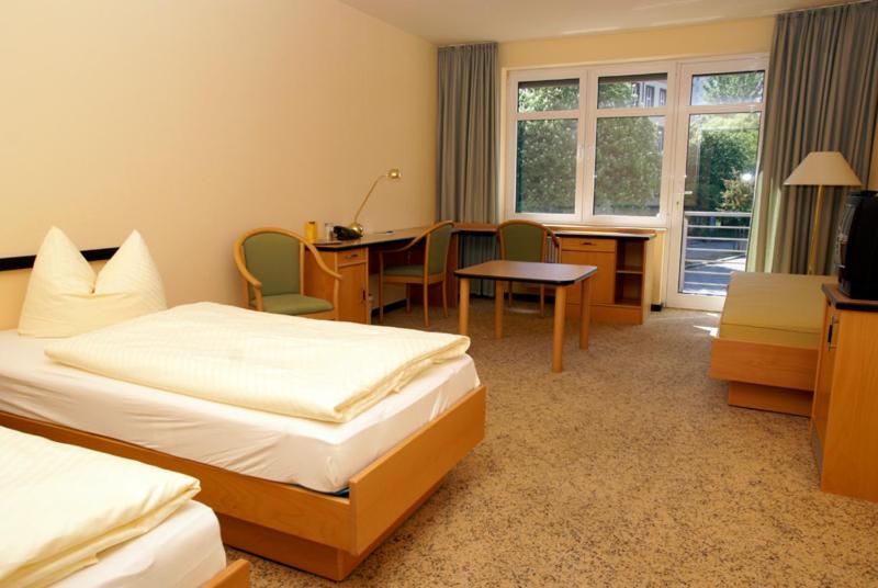 Twin Room with Shower - Photo 7