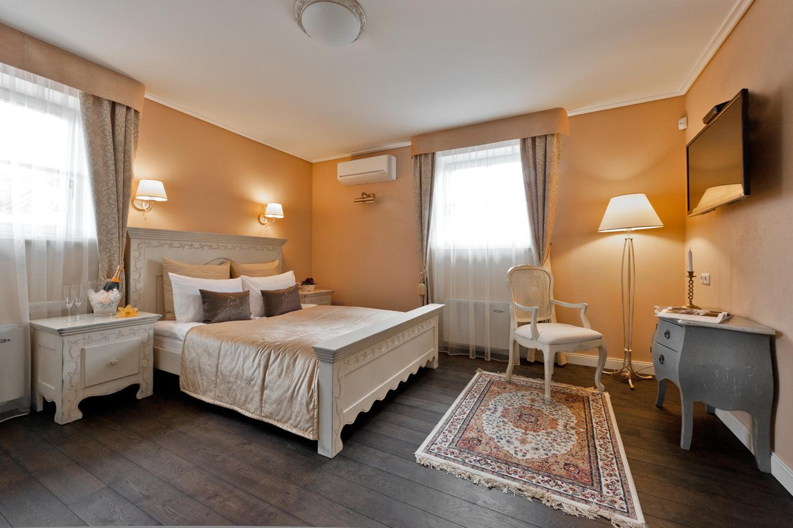 Deluxe Double Room - Photo 9