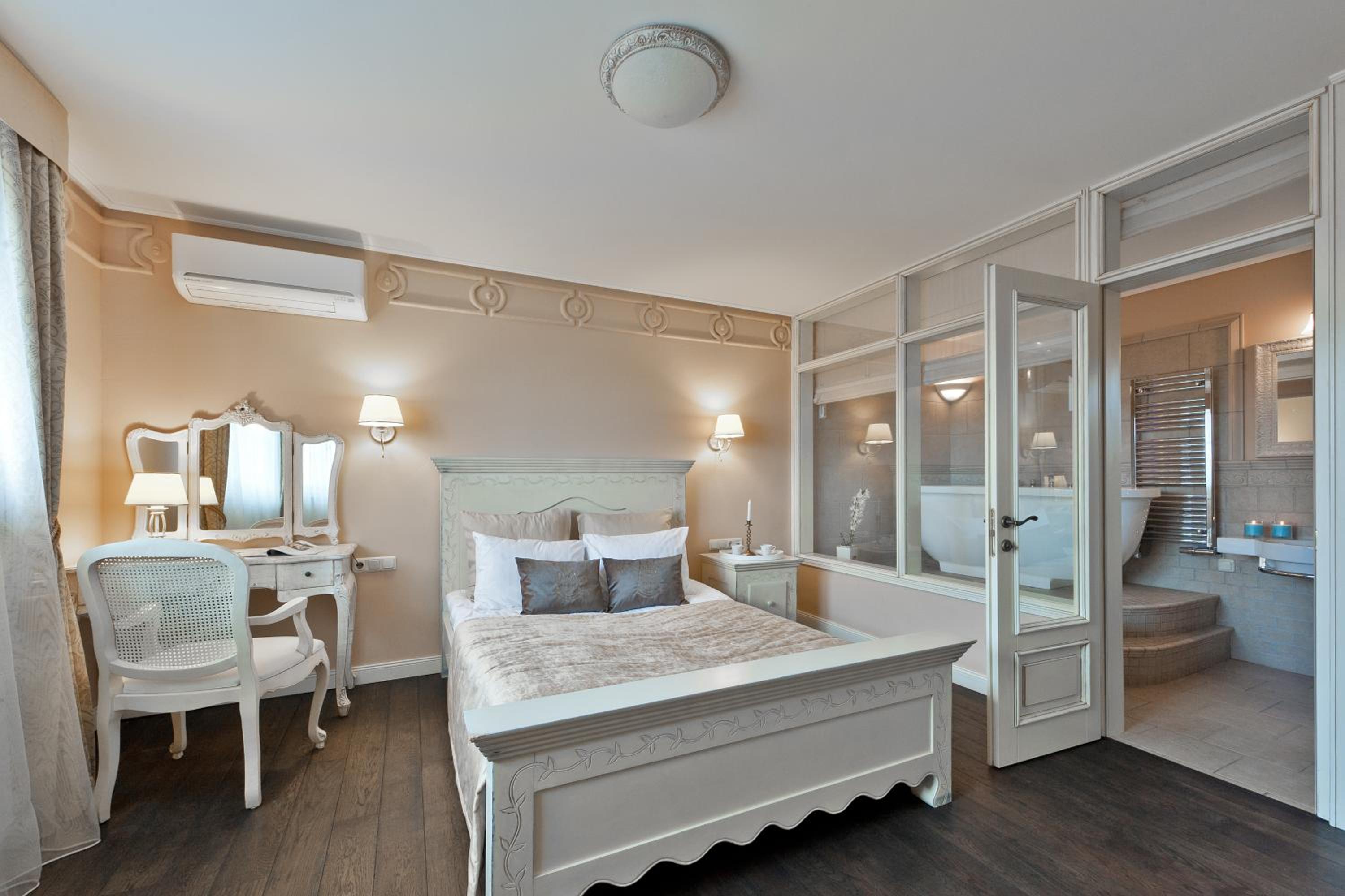 Deluxe Suite with Spa Bath - Photo 1