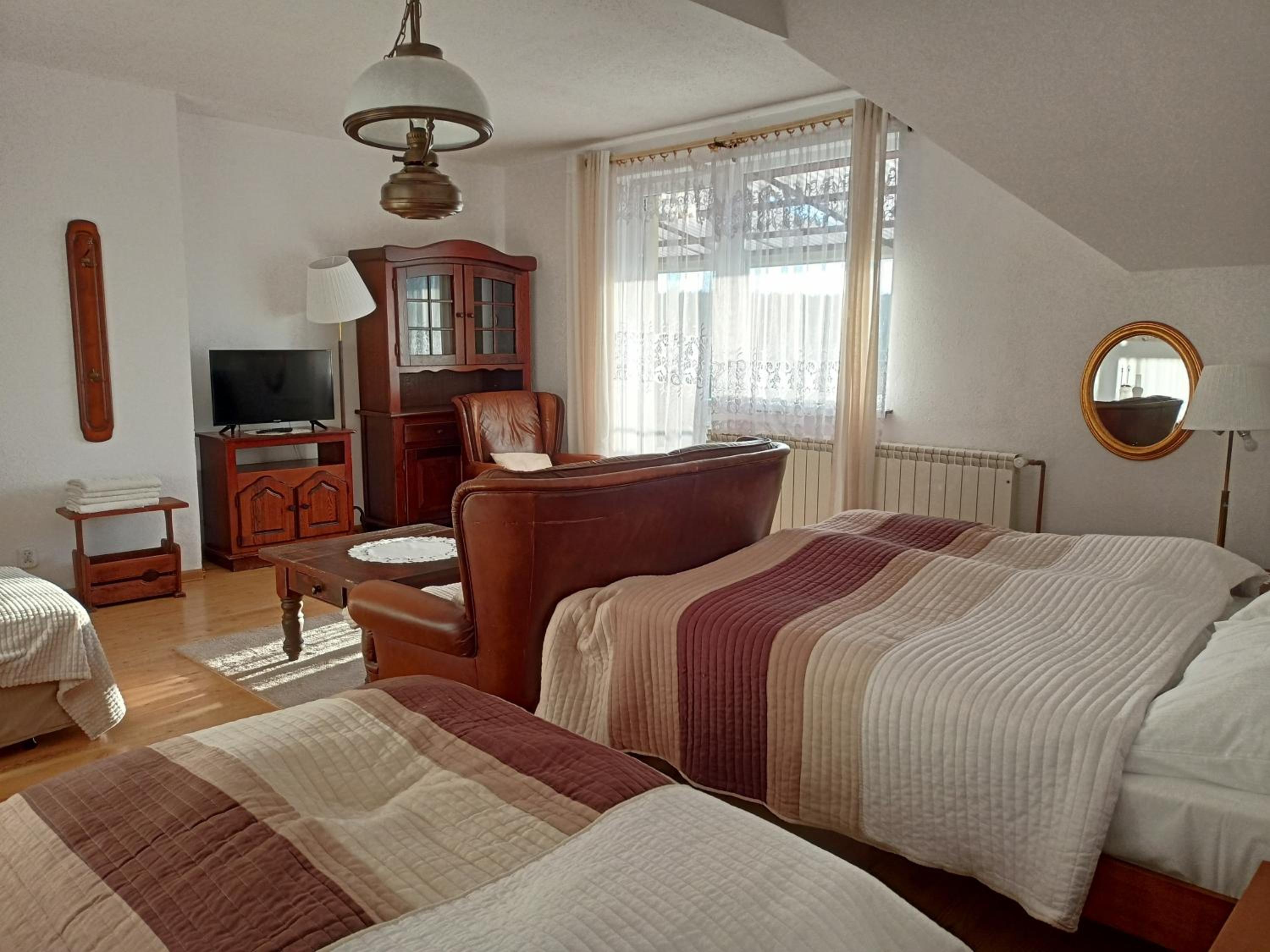 Quadruple Room with Private Bathroom photo 2