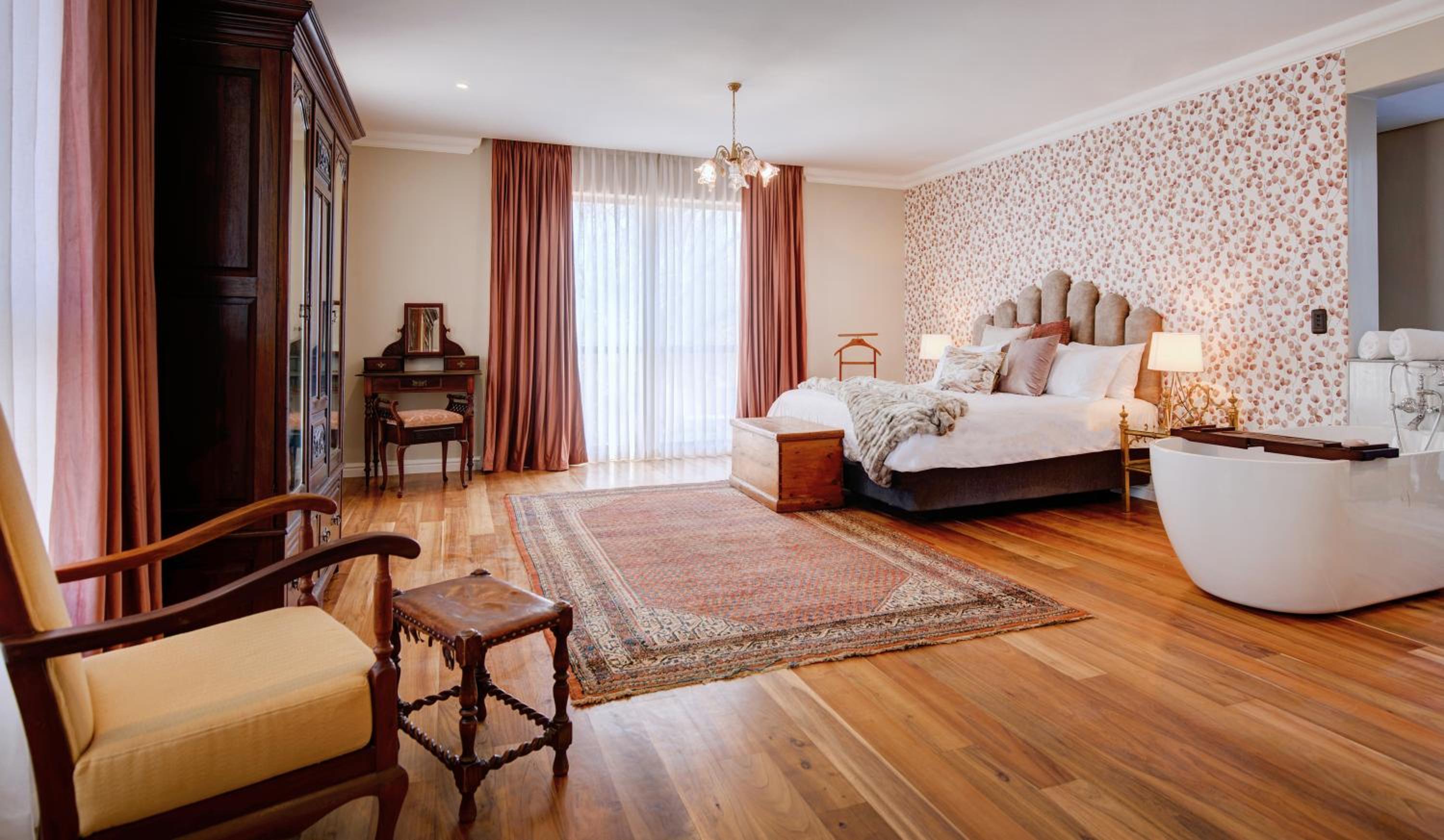 Executive Suite - Photo 2