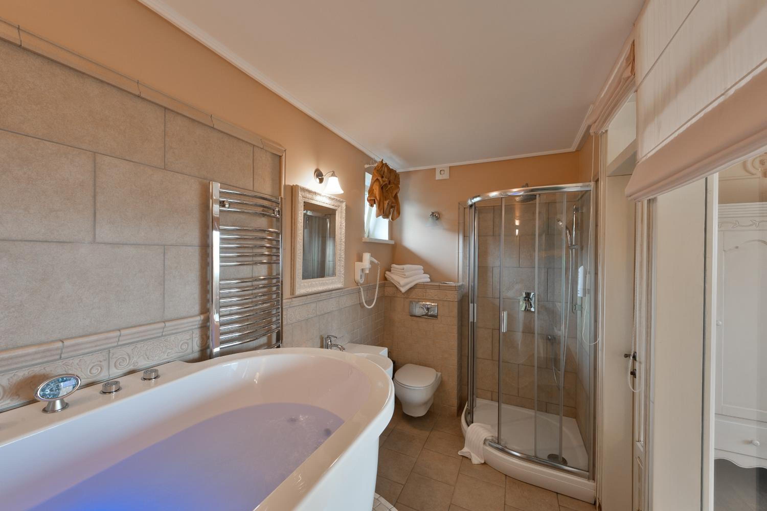 Deluxe Suite with Spa Bath - Photo 3