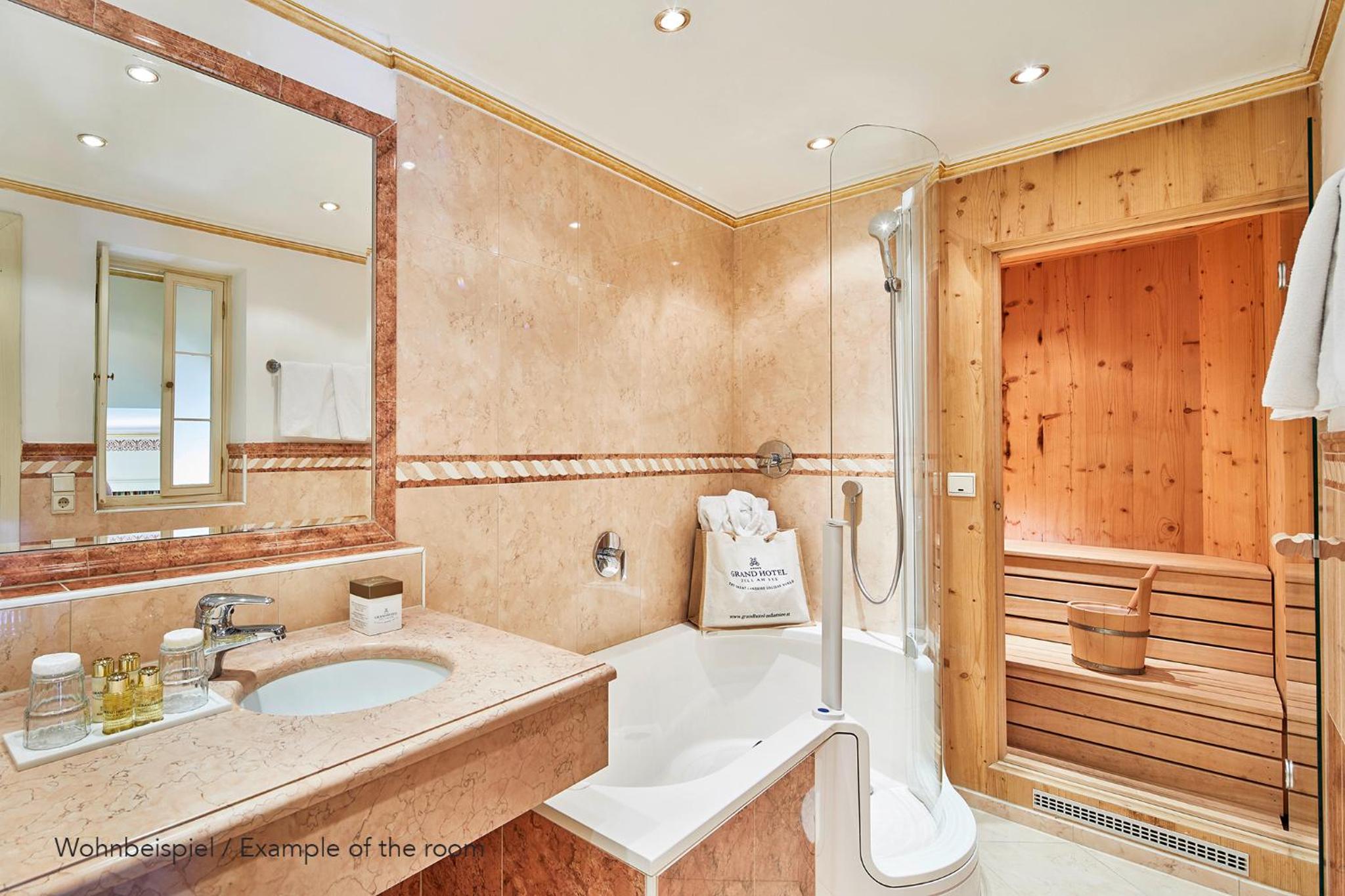 Grand Two-Bedroom Suite with Balcony and Lake View - Photo 3