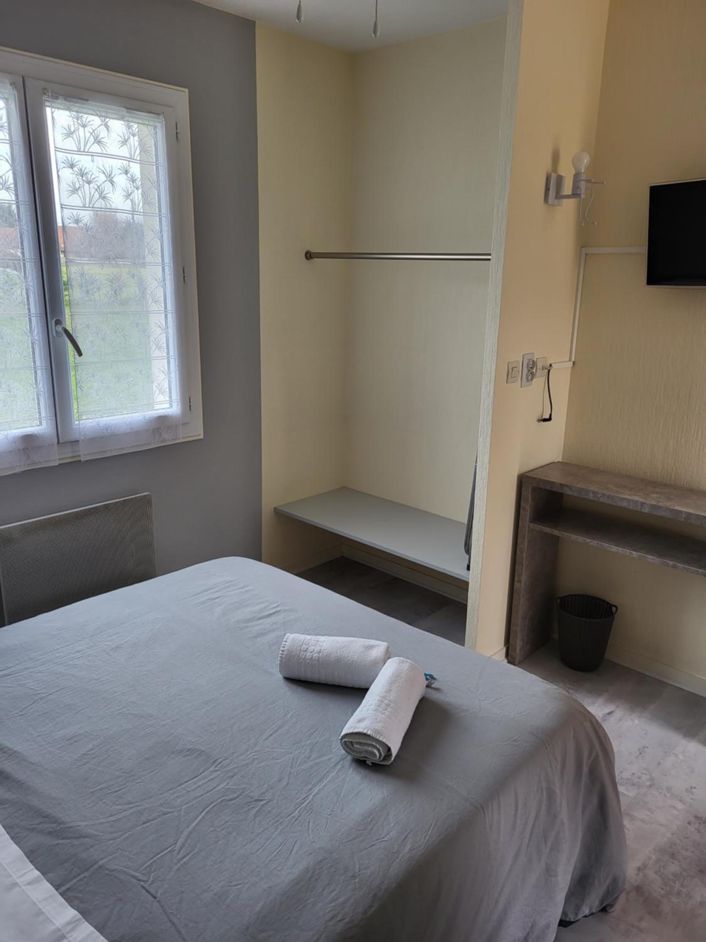 Double Room with Private Bathroom - Photo 8