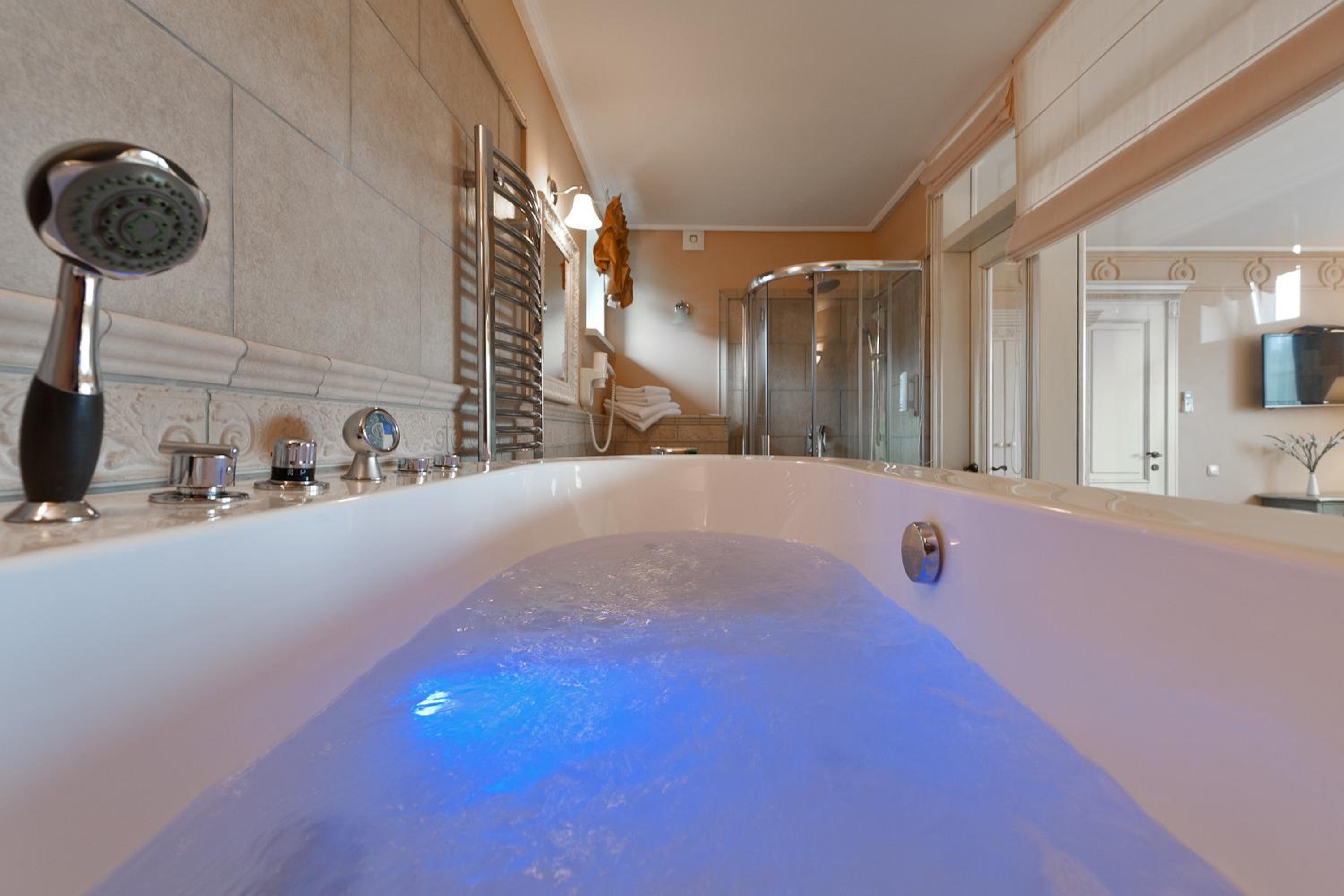 Deluxe Suite with Spa Bath - Photo 4