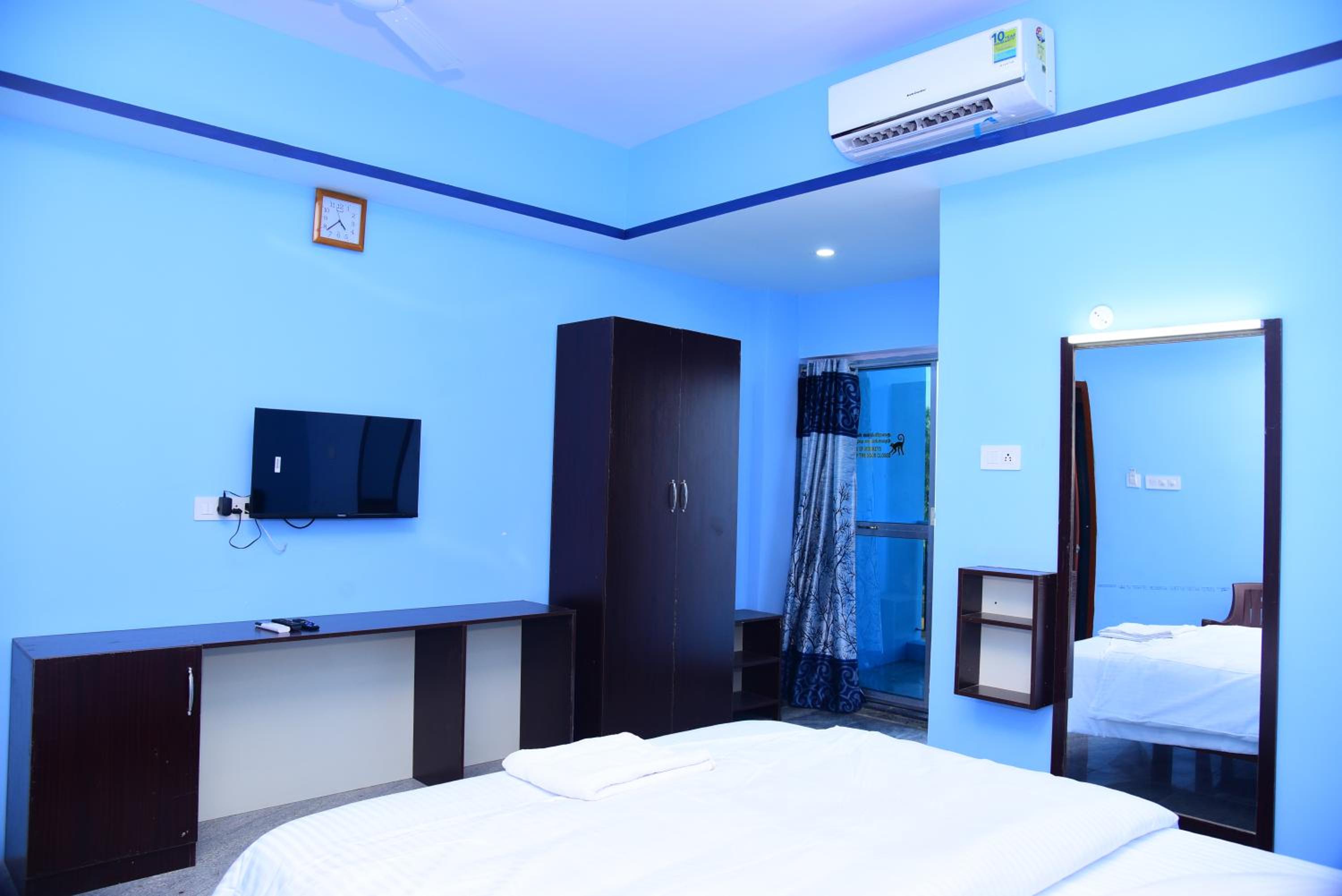Deluxe Double Room with Balcony - Photo 4