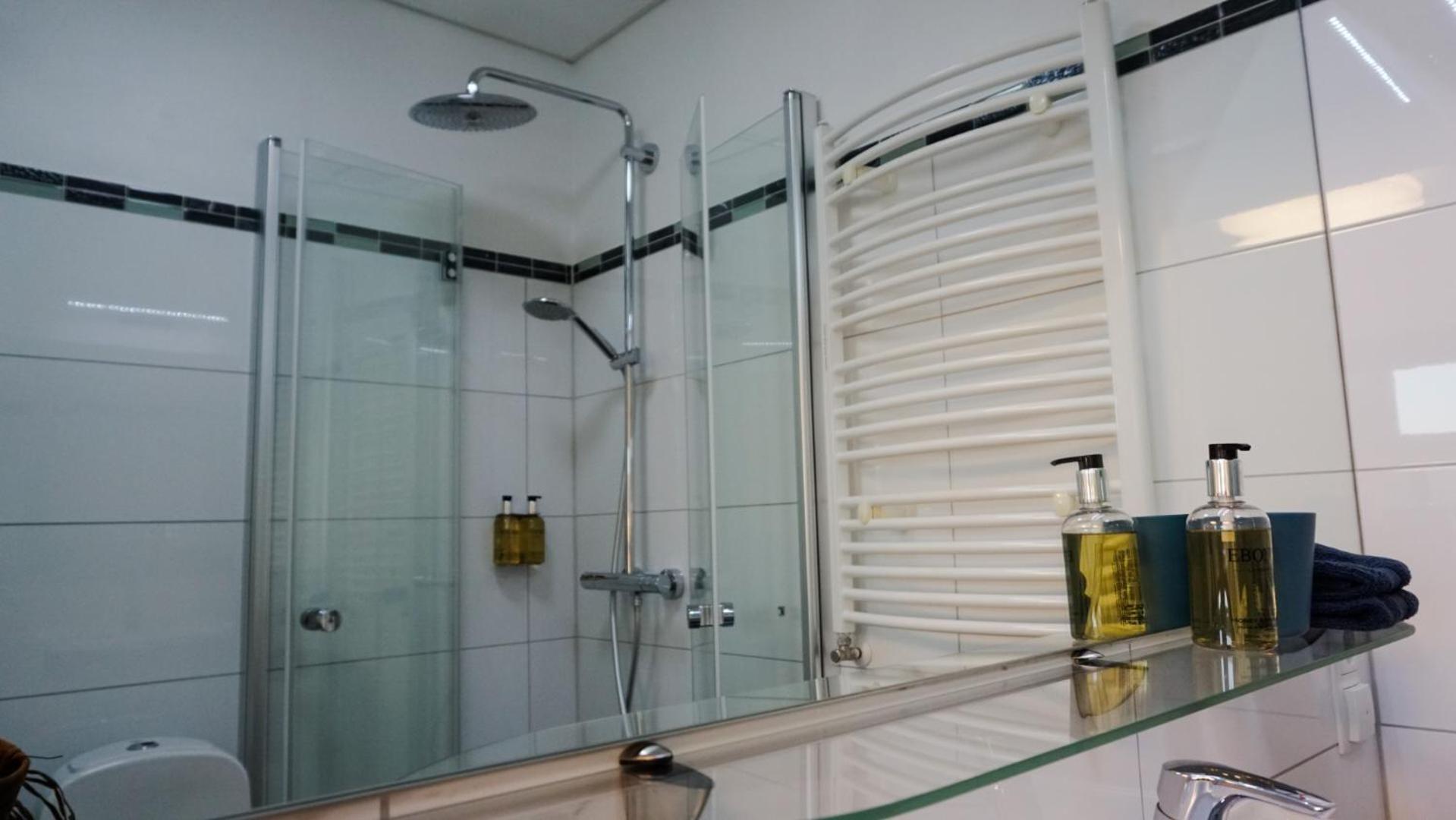 Double Room with Private Bathroom - Photo 13