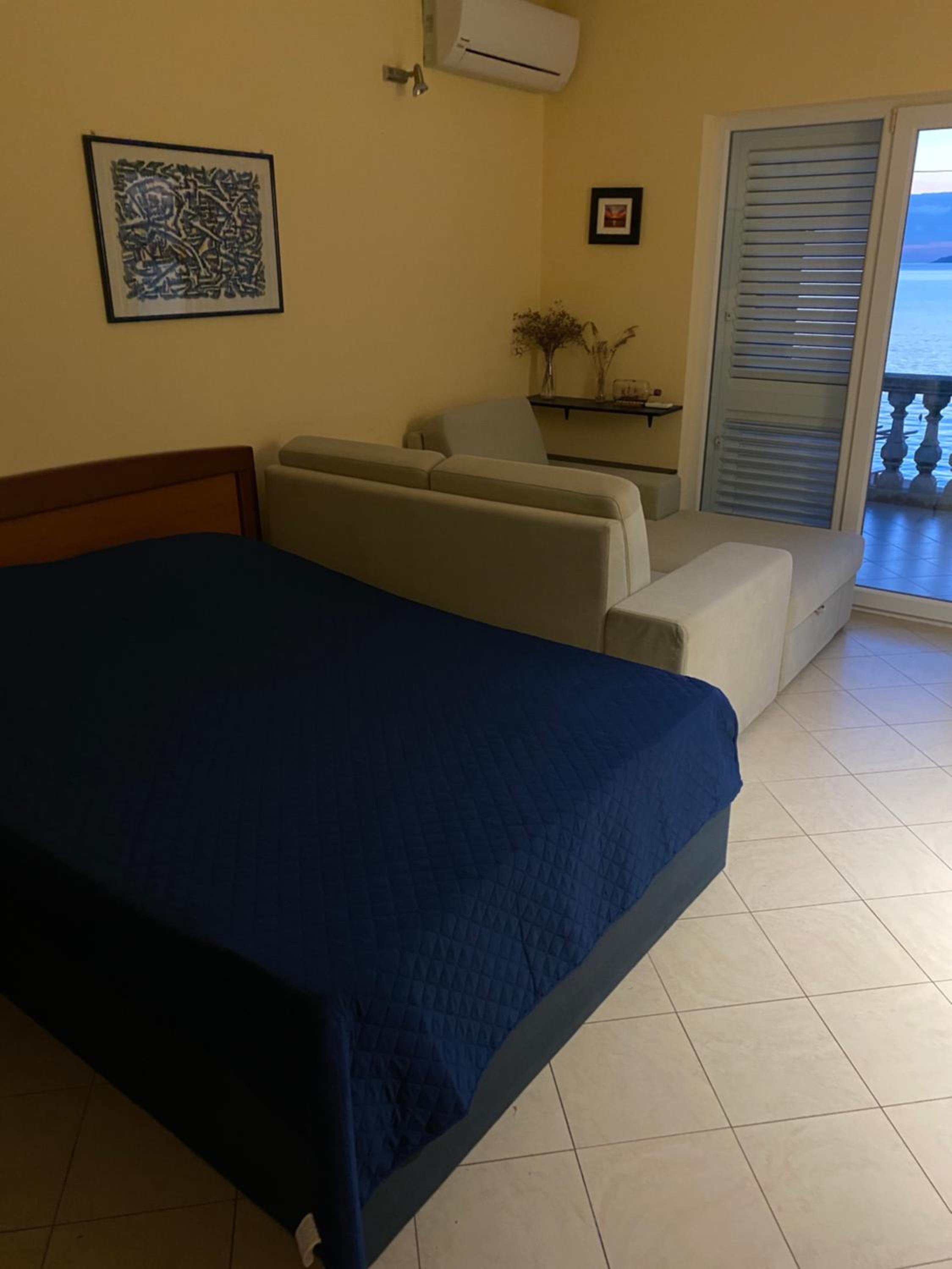 Studio Apartment with Balcony and Sea View