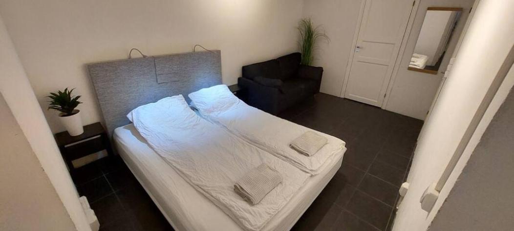 One-Bedroom Apartment - Photo 2