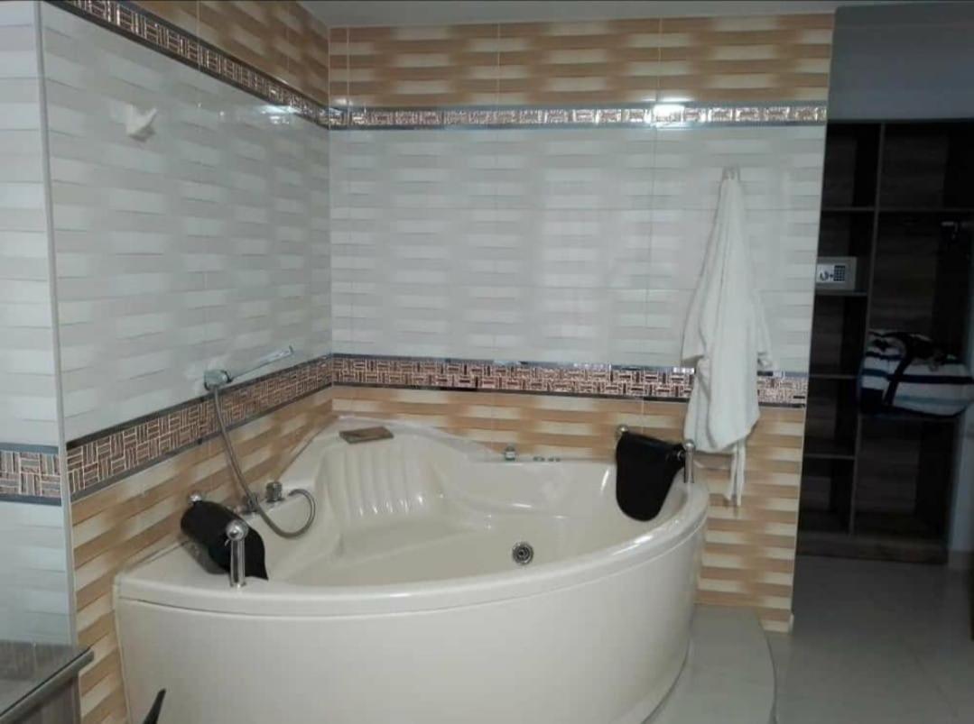 Queen Suite with Spa Bath photo 2