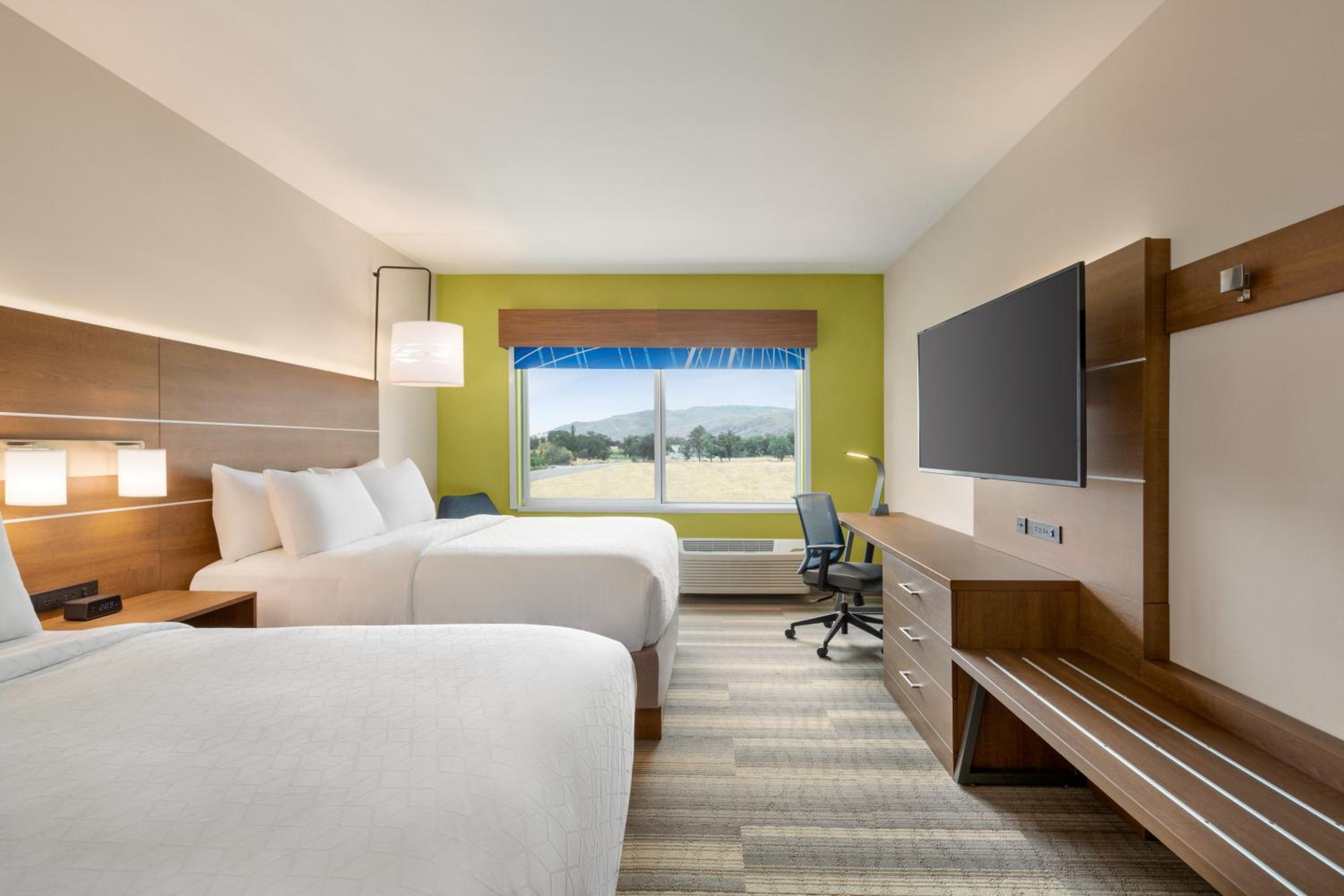 Standard Queen Room with Two Queen Beds - Photo 3
