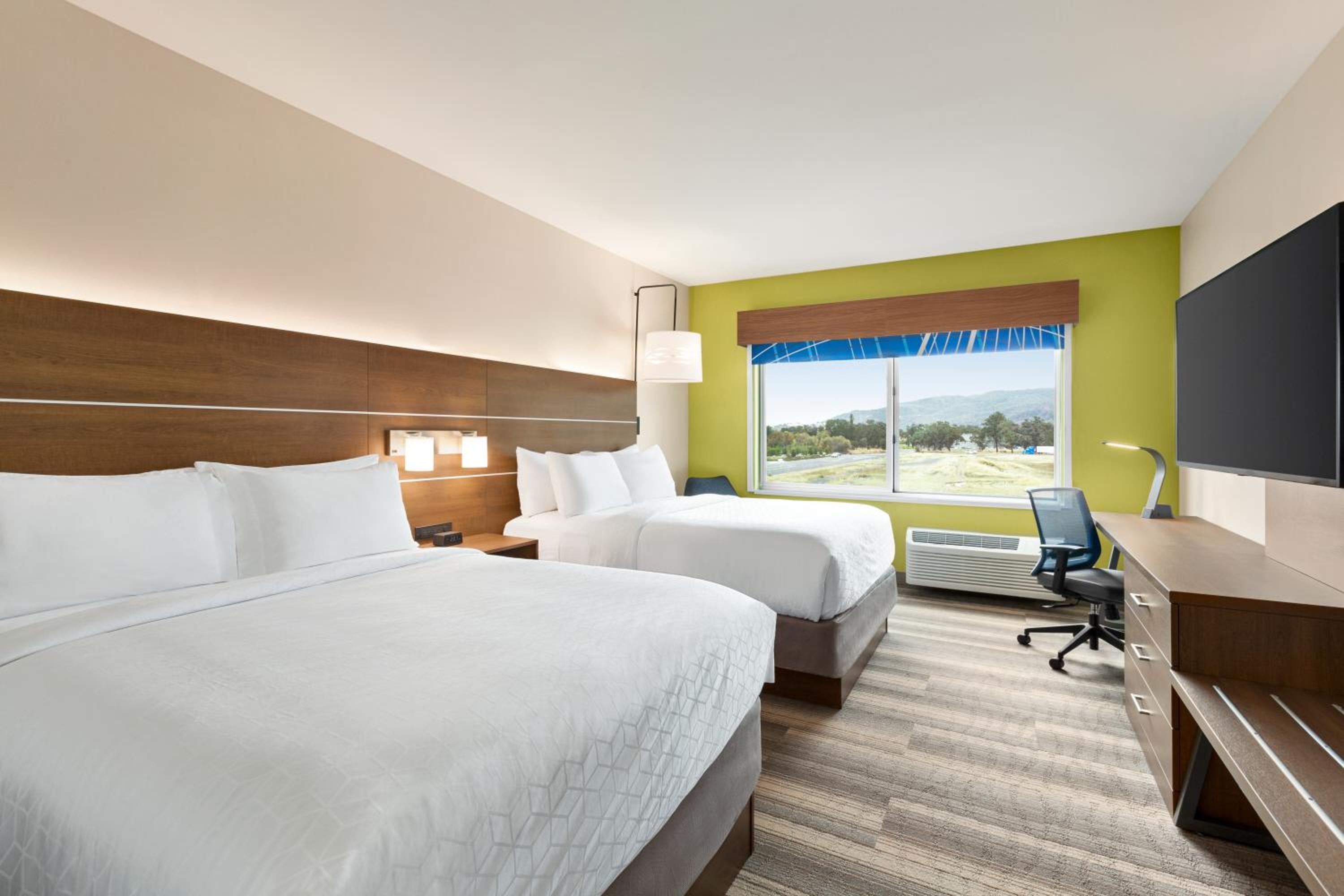 Standard Queen Room with Two Queen Beds - Photo 2