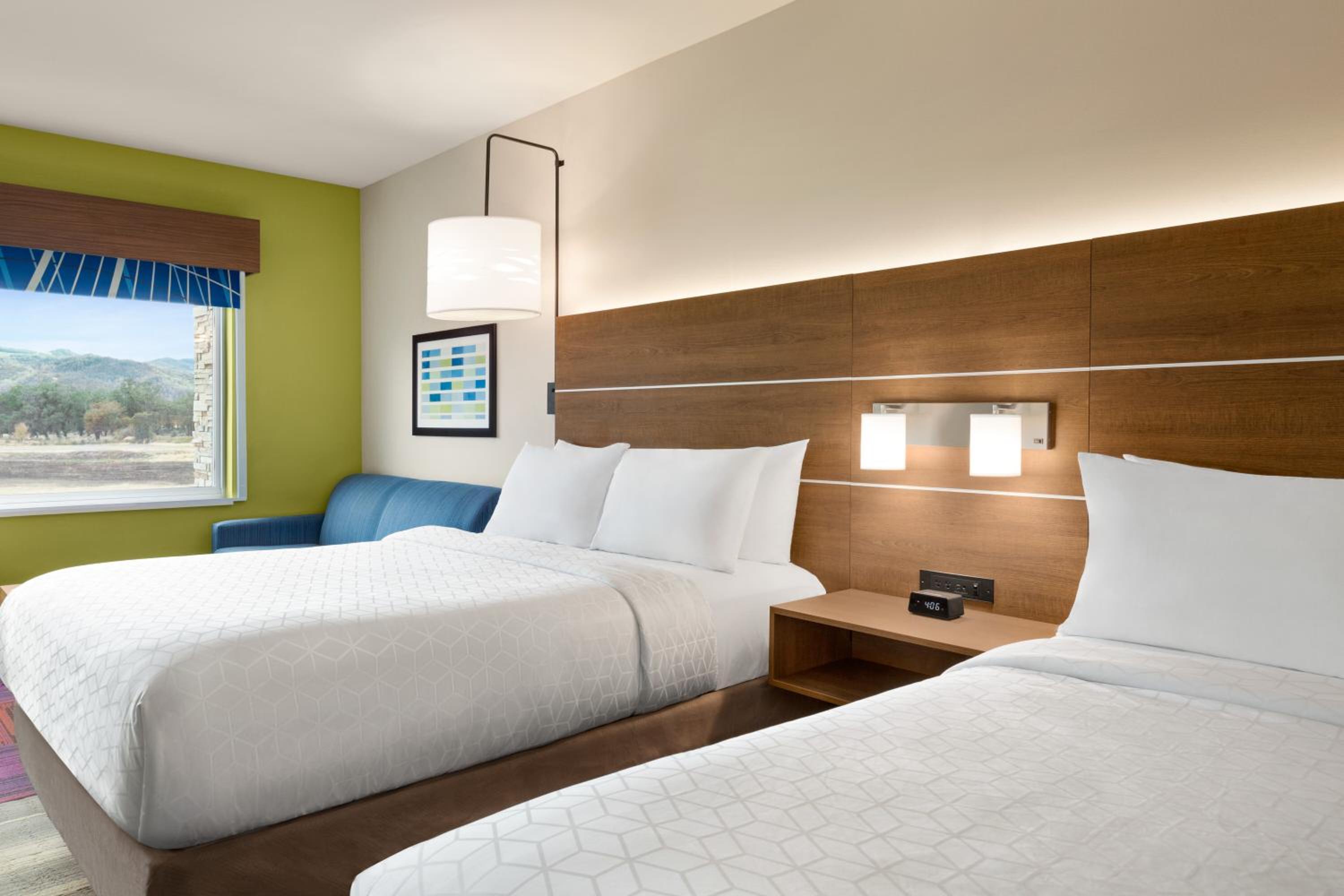 Queen Suite with Two Queen Beds - Photo 2