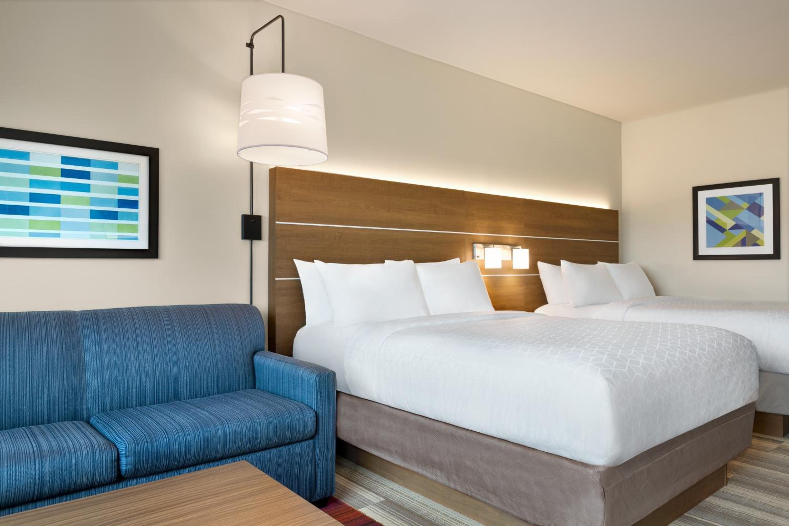Queen Suite with Two Queen Beds - Photo 4