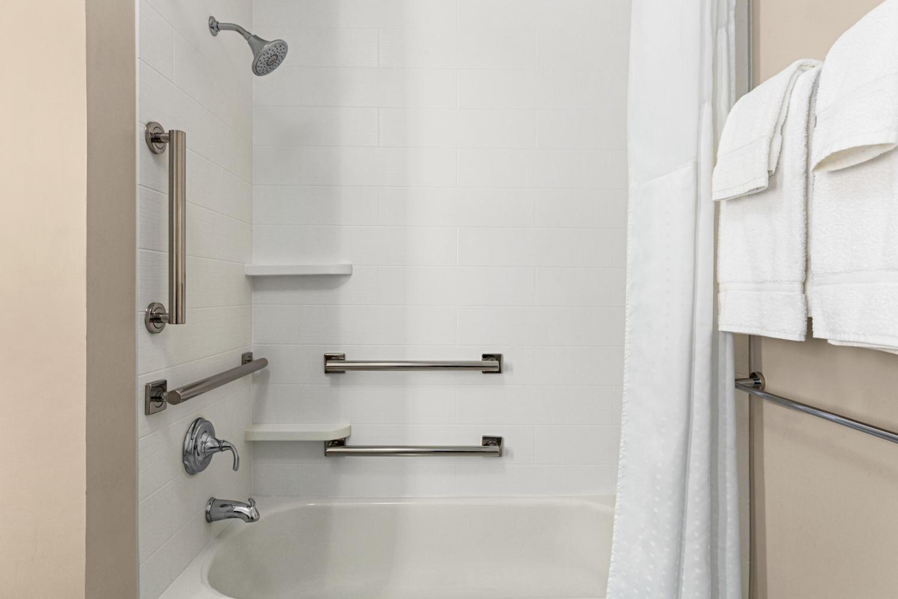 Standard King Room with Mobility Accessible Tub - Photo 4