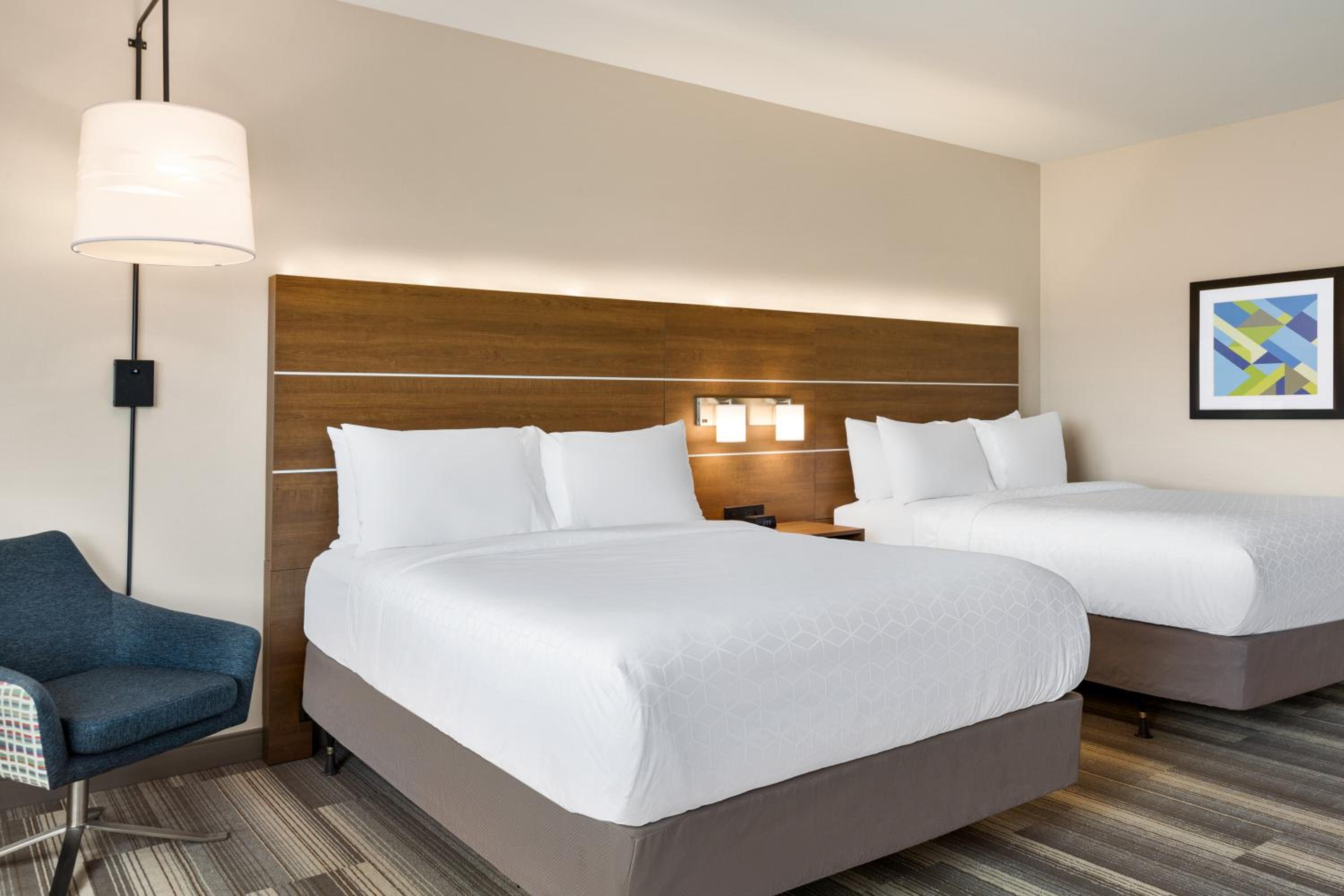 Standard Queen Room with Two Queen Beds and Mobility Accessible Tub - Photo 3