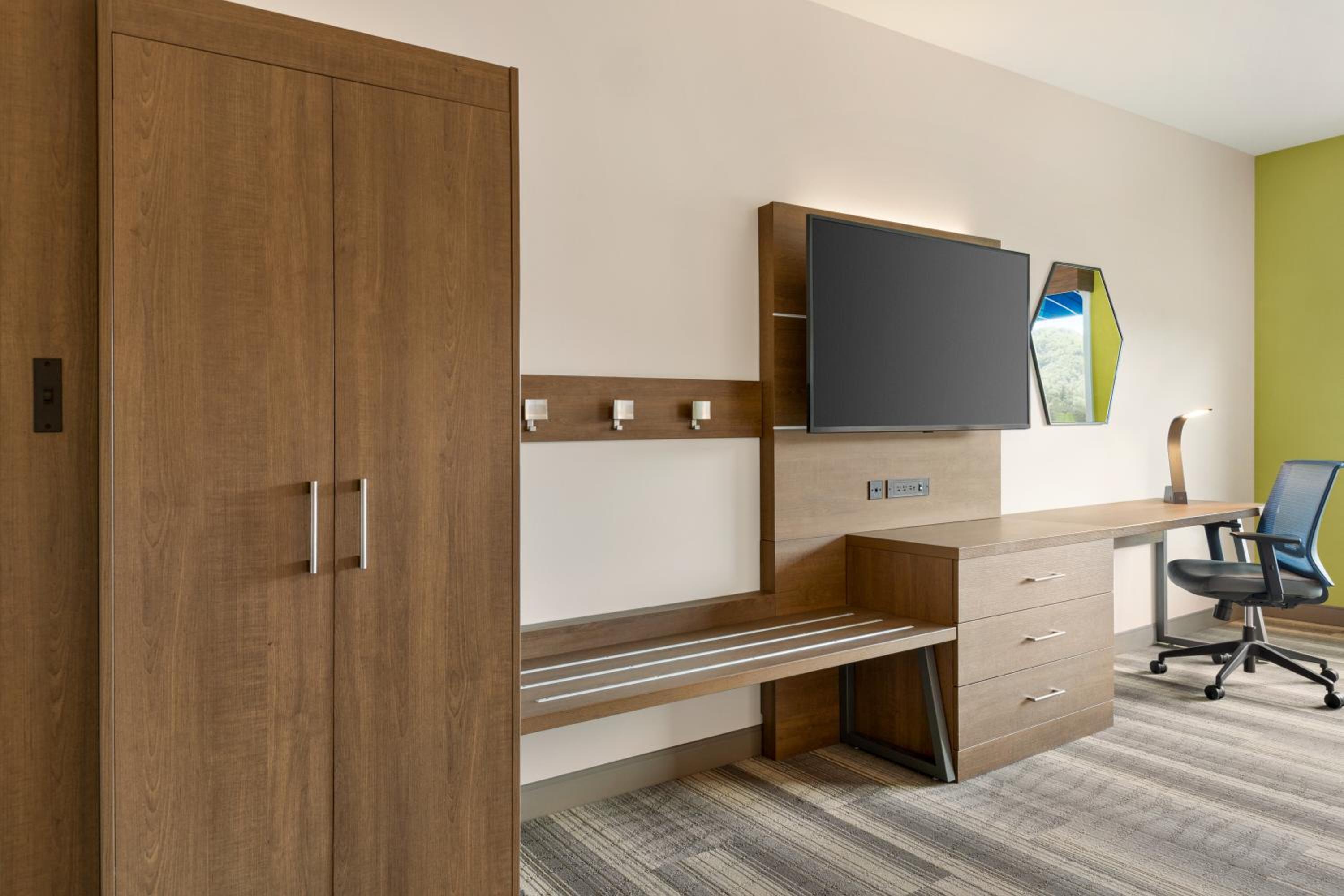 Standard Queen Room with Two Queen Beds and Mobility Accessible Tub - Photo 4