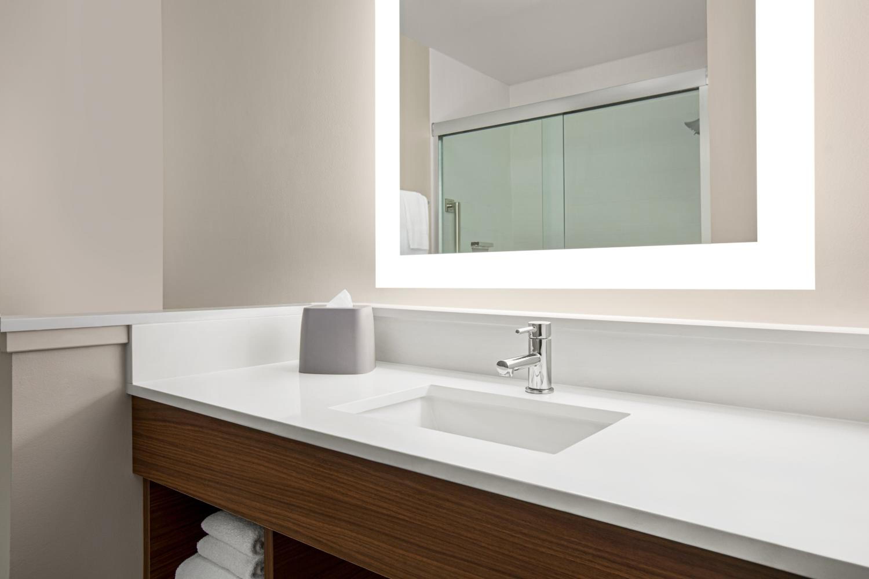 Standard King Room with Mobility Accessible Roll-In Shower - Photo 3