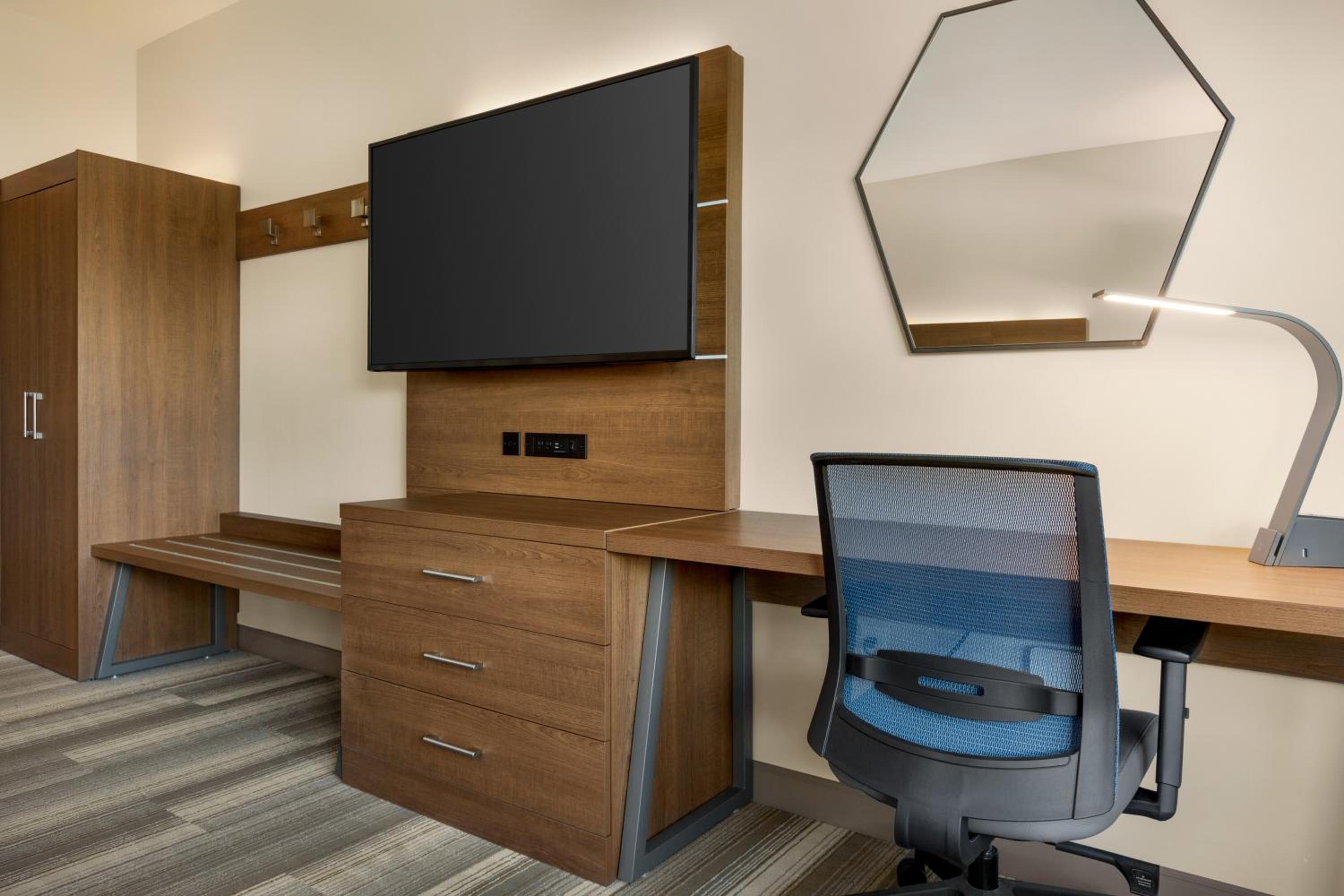 Standard King Room with Mobility Accessible Tub - Photo 3