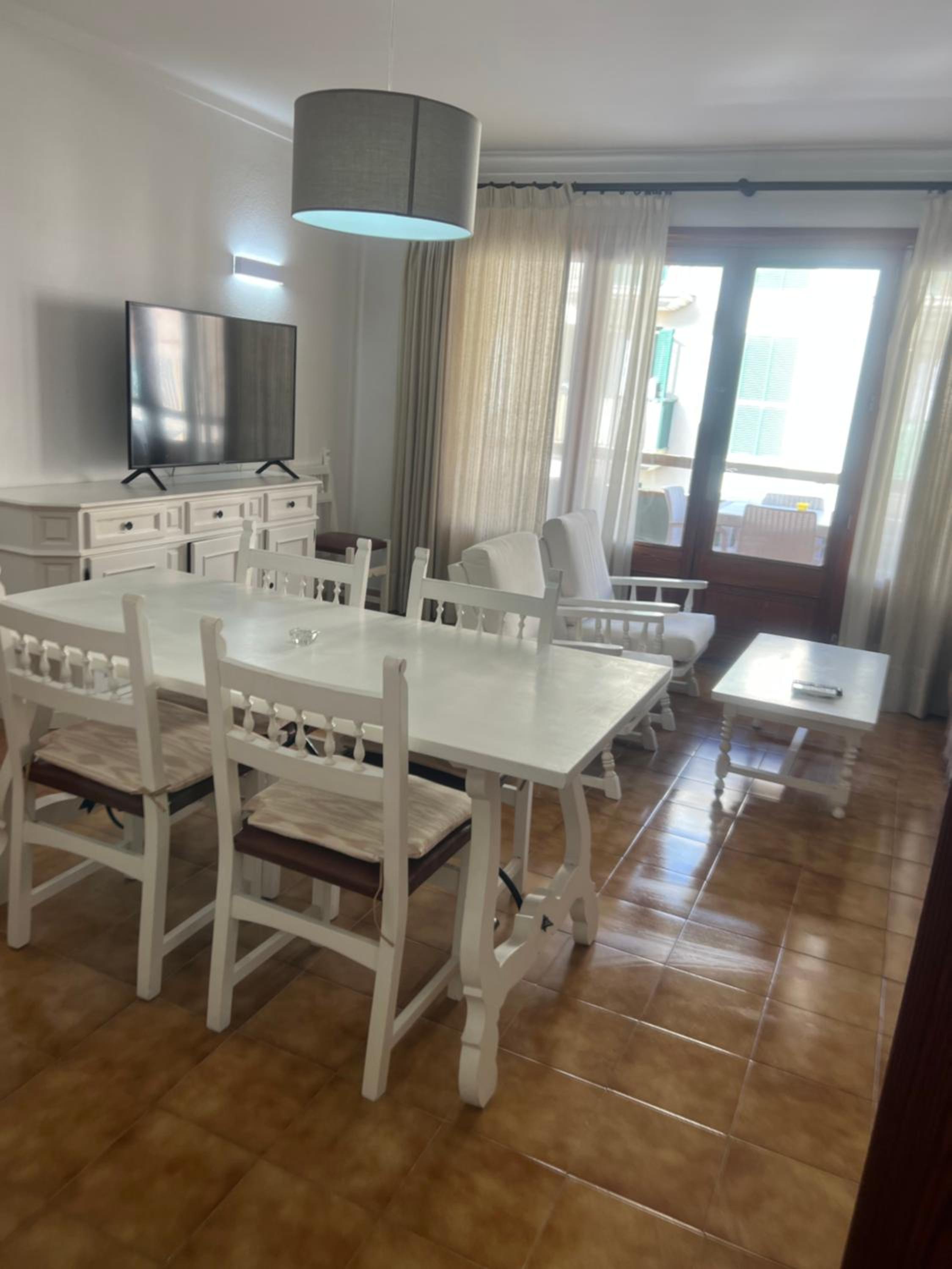 Apartamento de dos habitaciones con vista a la calle