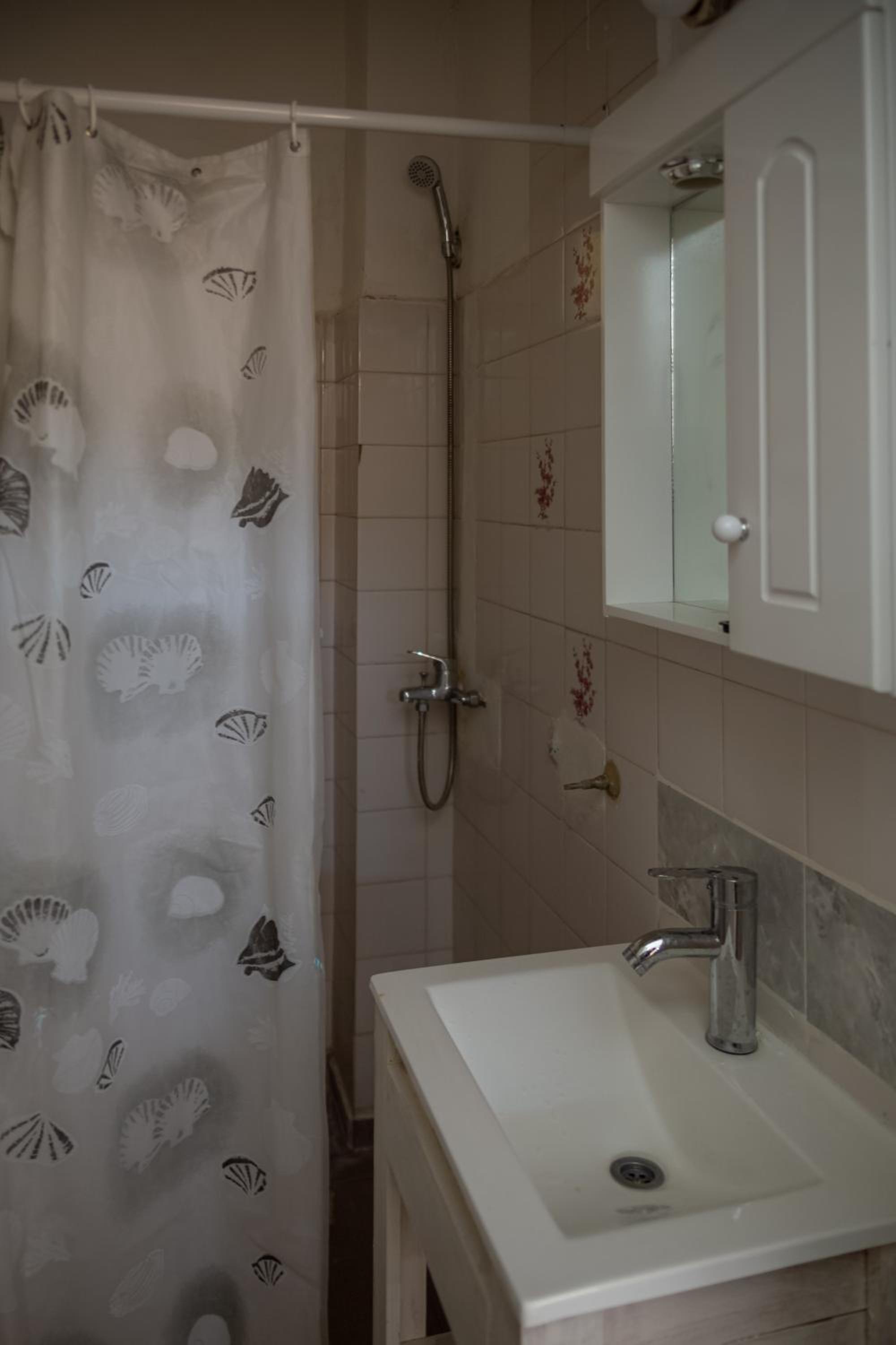 Family Room With Private Bathroom photo 2