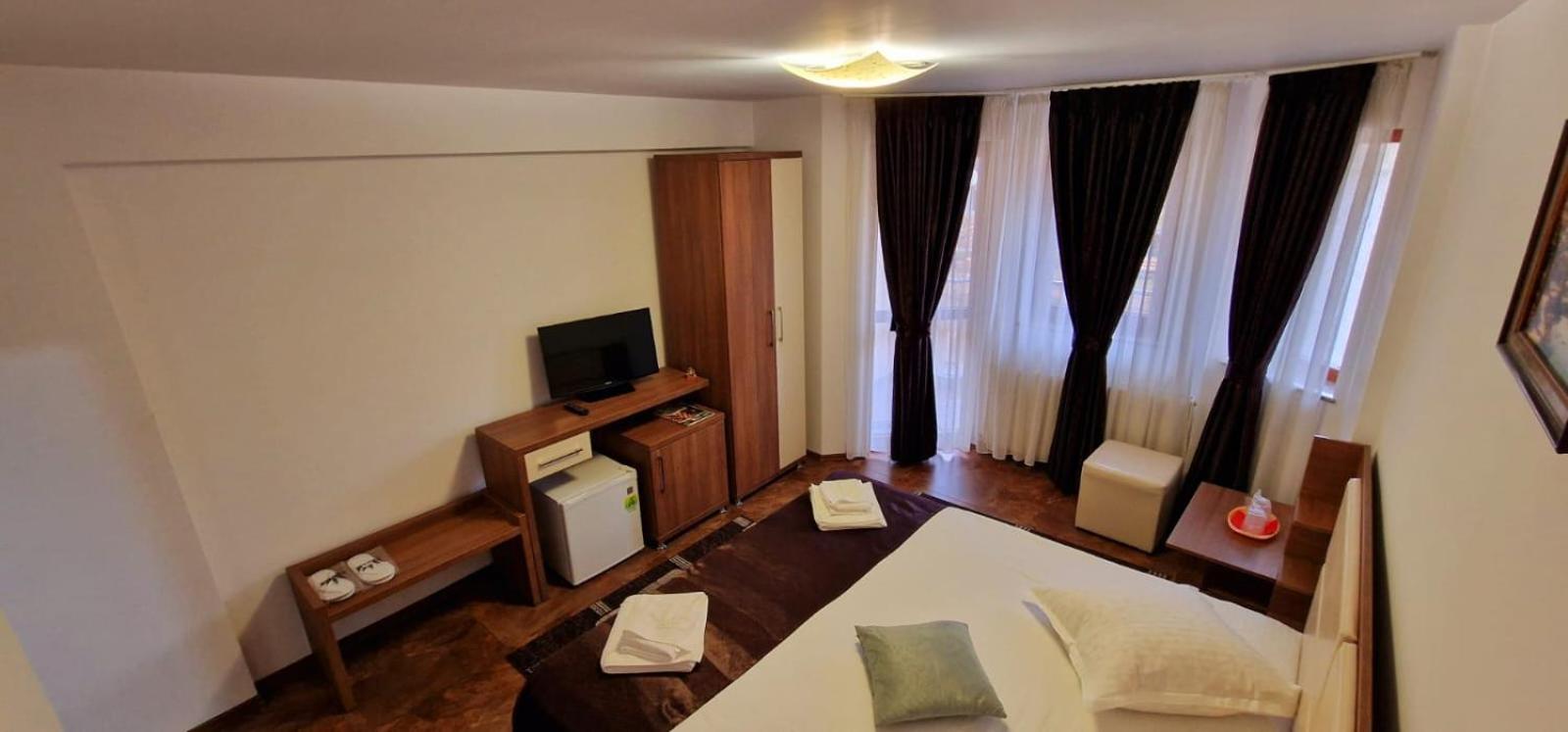 Double Room with Balcony - Photo 5