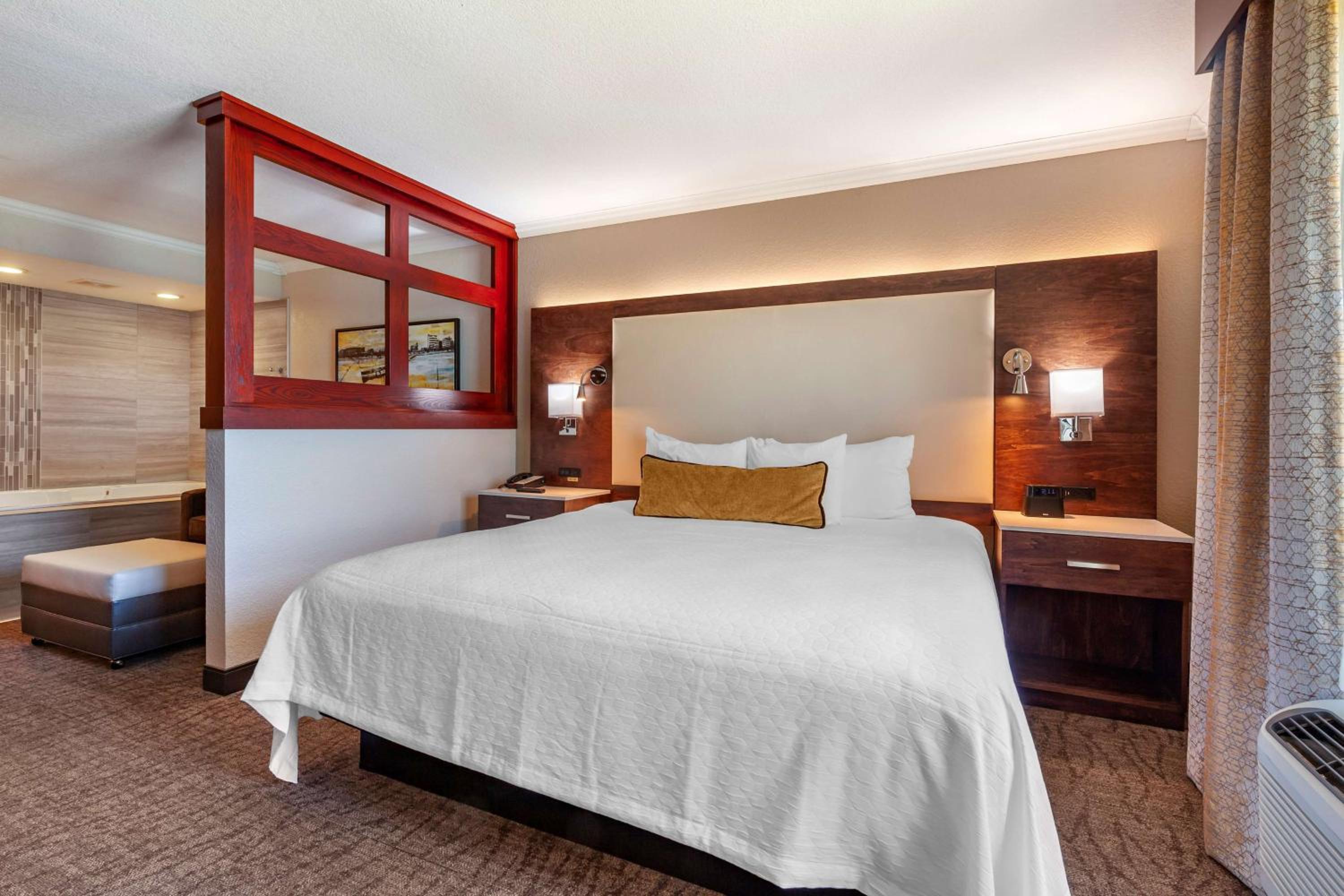 King Suite with Fireplace with Spa Bath - Non-smoking - Photo 6