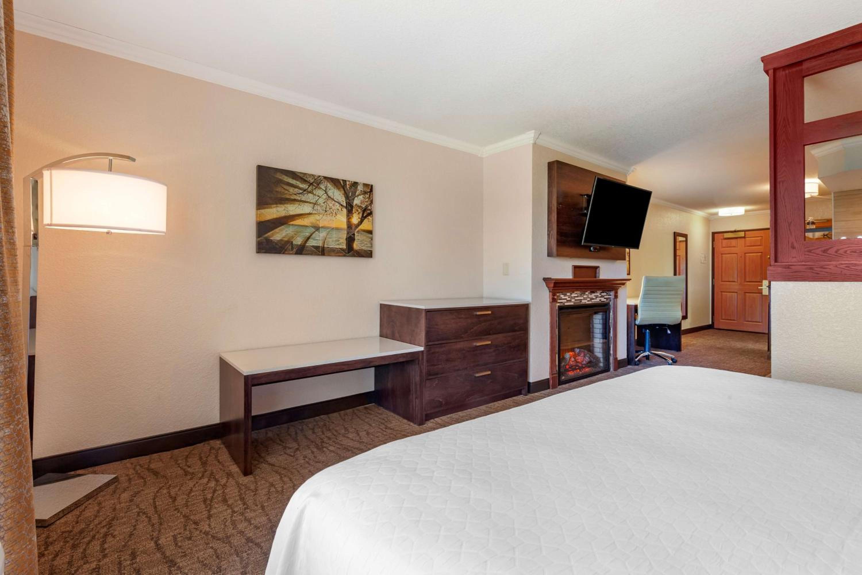 King Suite with Fireplace with Spa Bath - Non-smoking - Photo 7