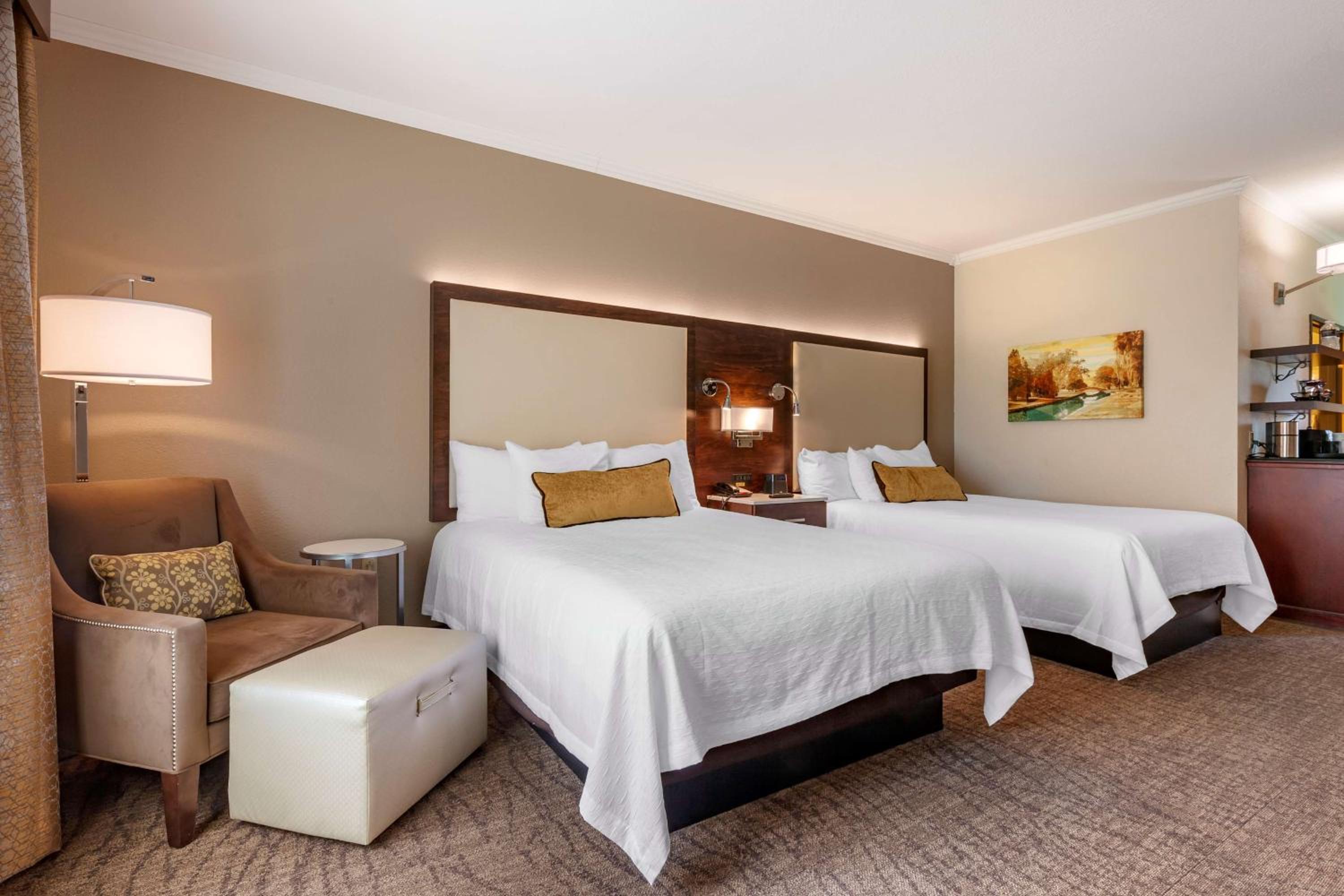 Queen Room with Two Queen Beds - Disability Access - Non Smoking - Photo 3