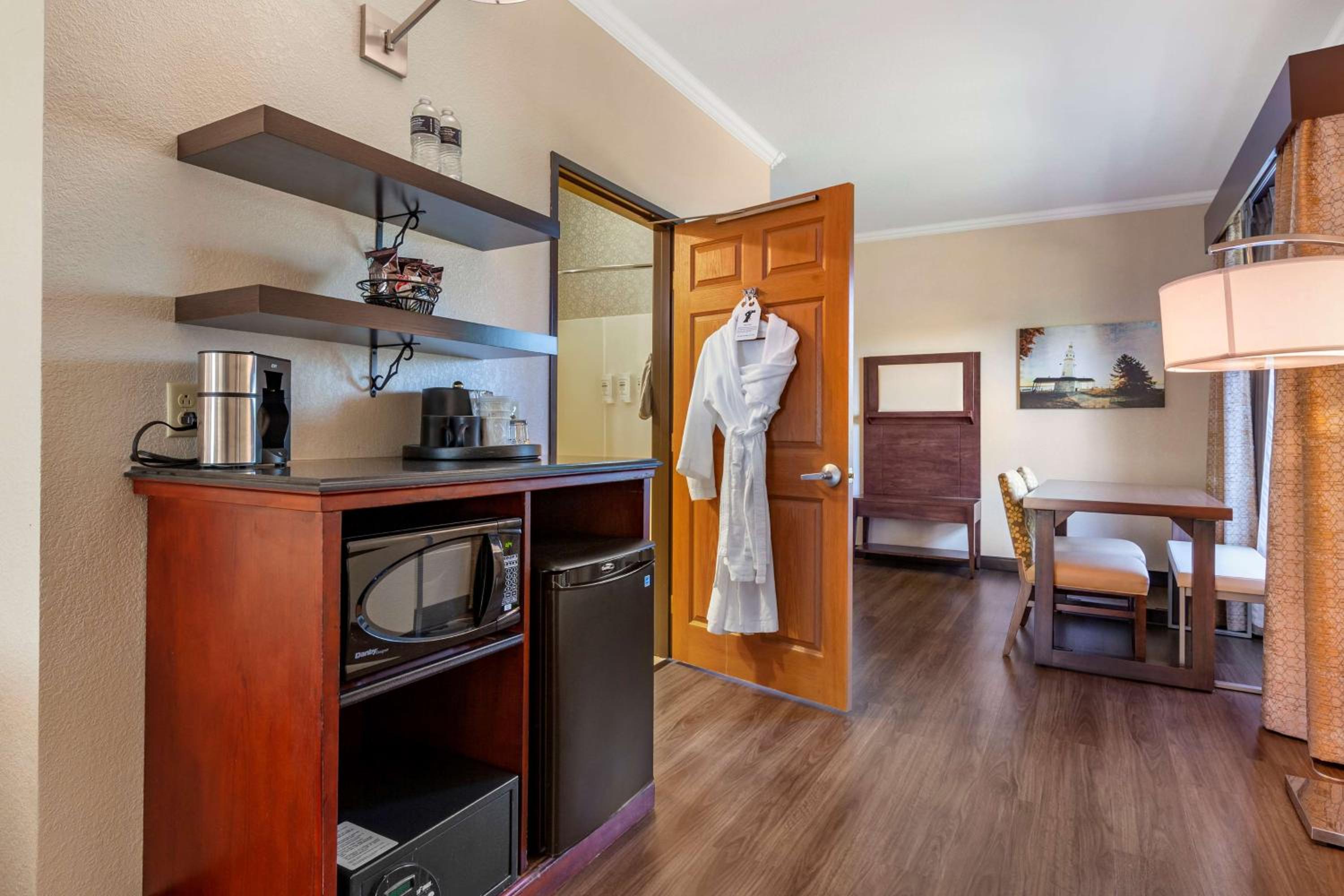 Queen Room with Two Queen Beds - Non Smoking - Photo 4