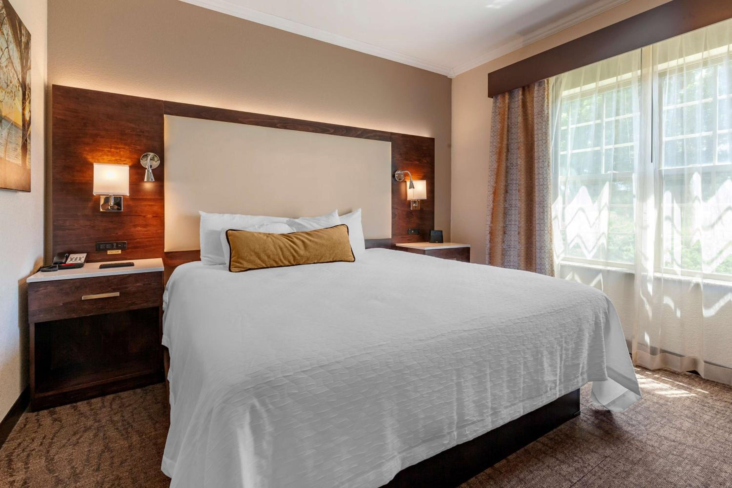 King Suite with Fireplace with Spa Bath - Non-smoking - Photo 9