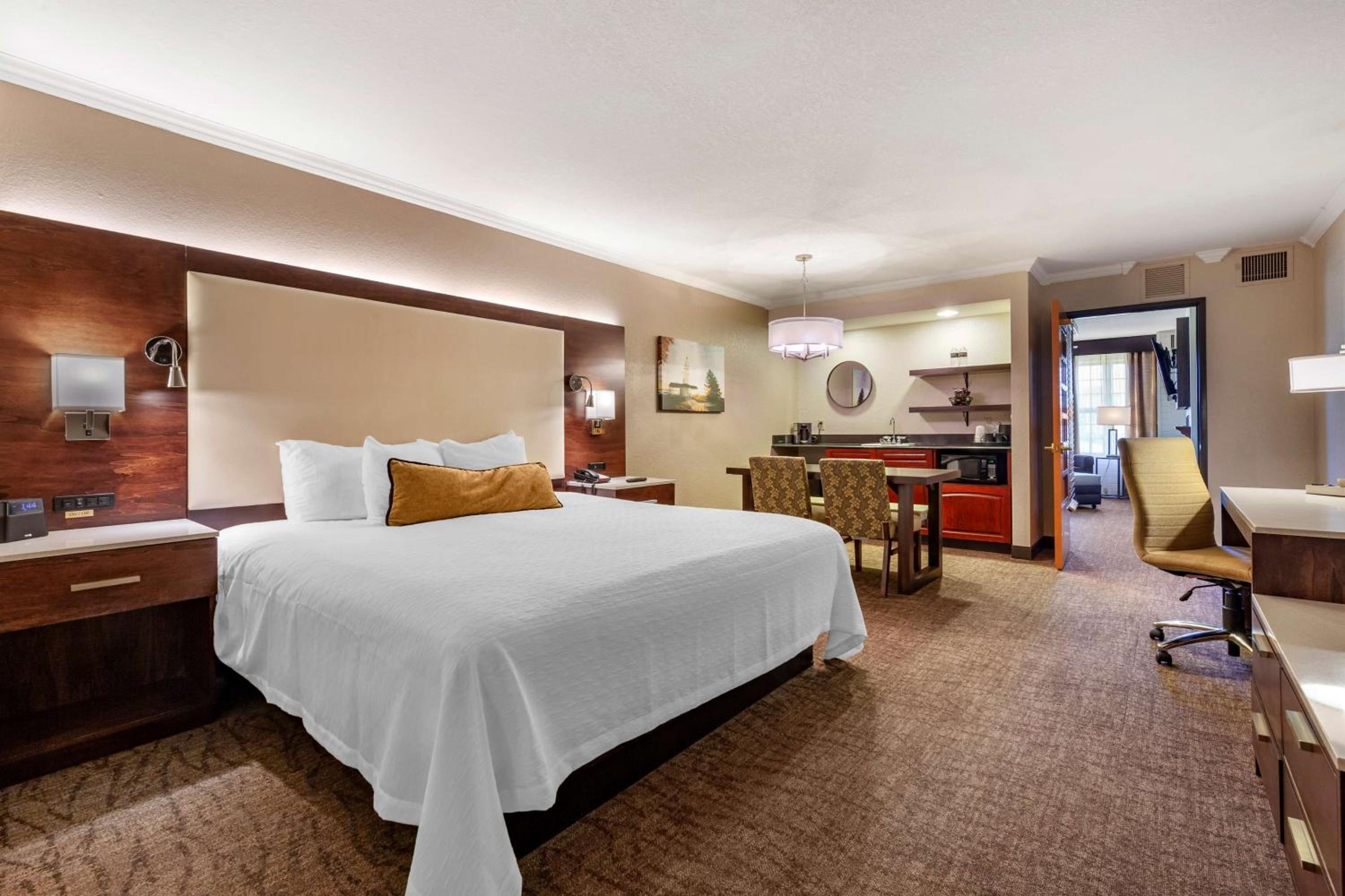 King Suite with Fireplace with Spa Bath - Non-smoking - Photo 10