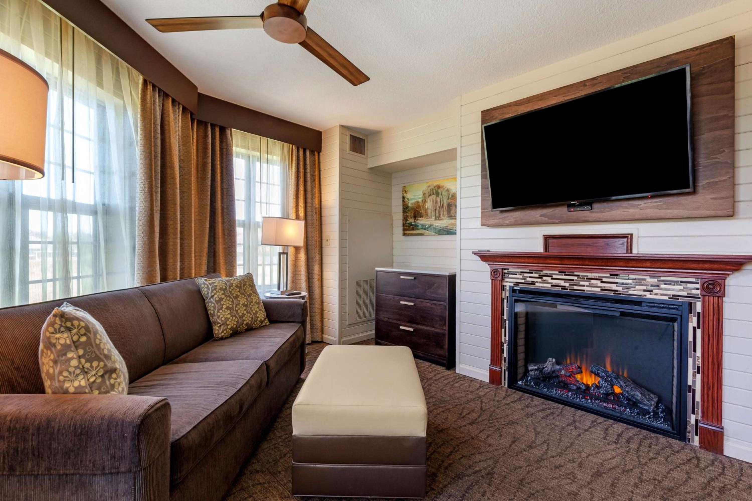King Suite with Fireplace with Spa Bath - Non-smoking - Photo 12