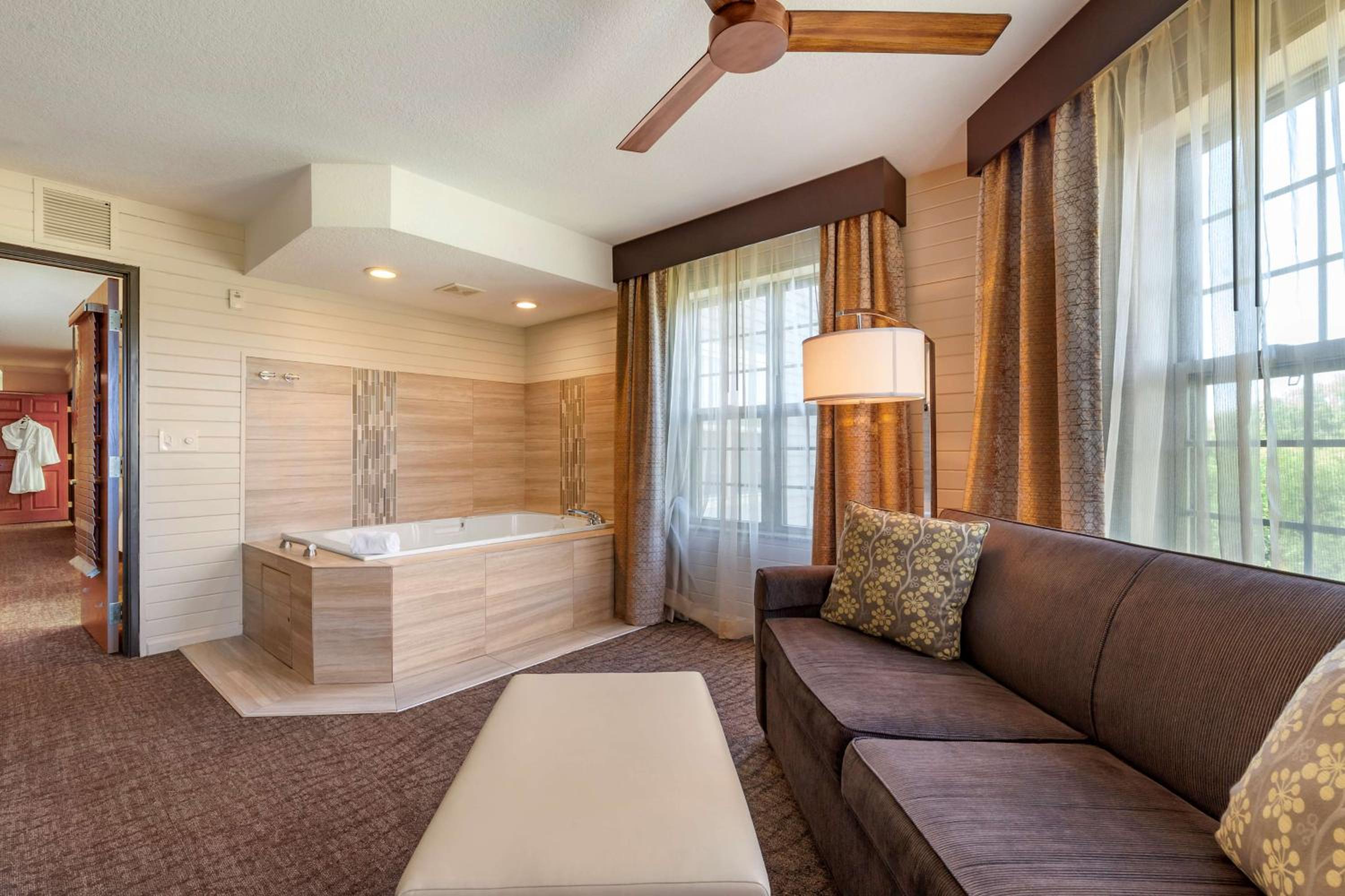 King Suite with Fireplace with Spa Bath - Non-smoking - Photo 11