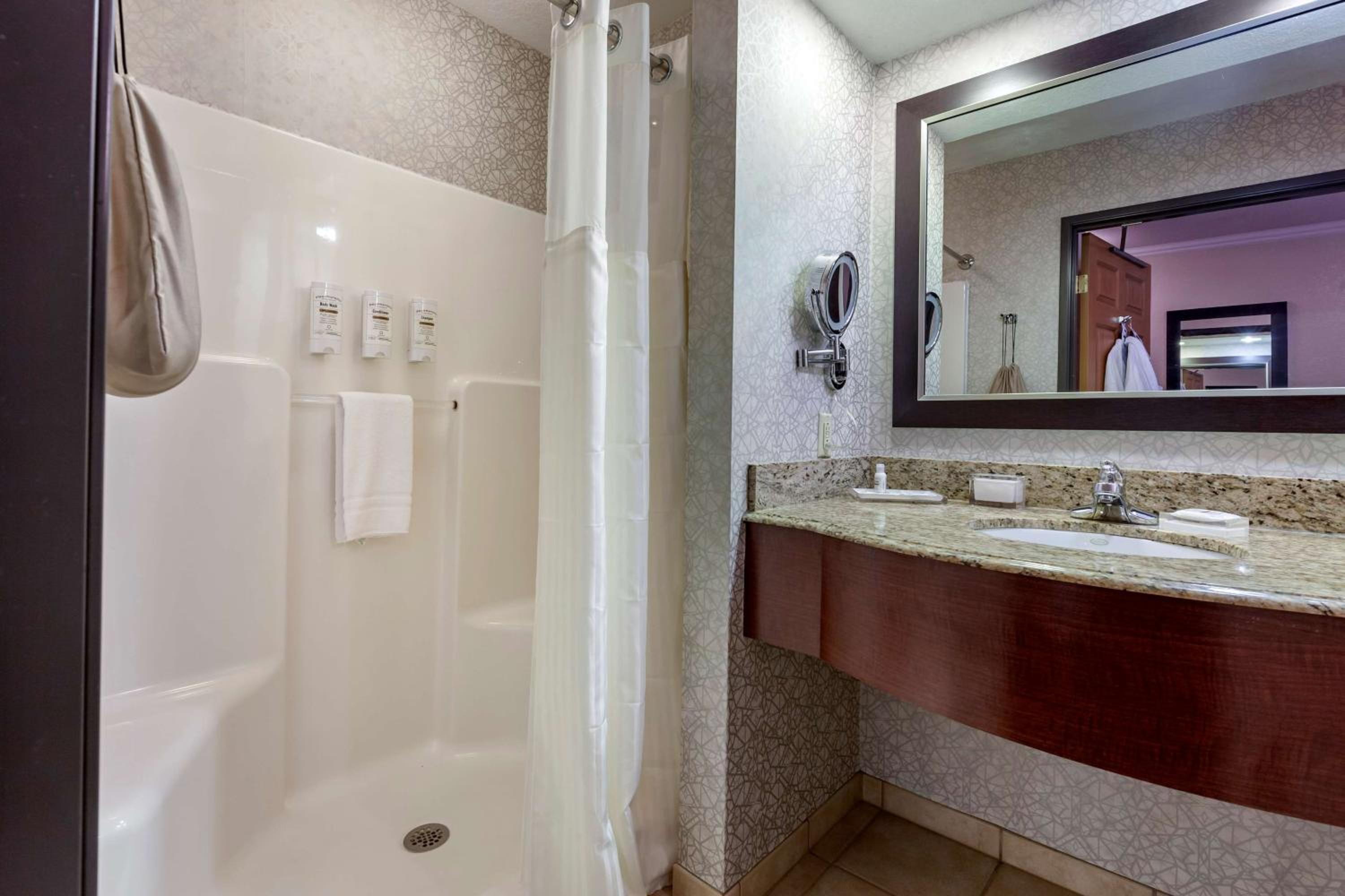 King Suite with Fireplace with Spa Bath - Non-smoking - Photo 13