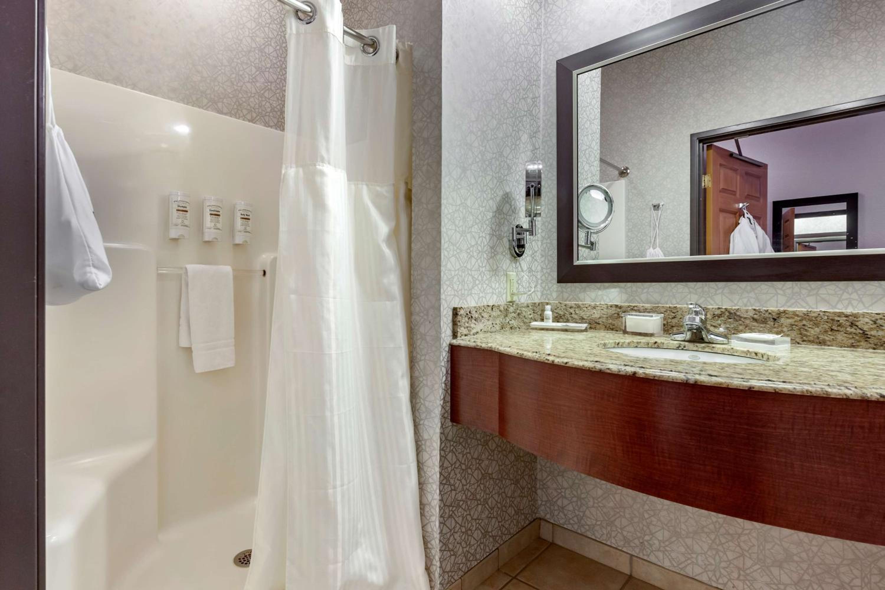 King Suite with Fireplace with Spa Bath - Non-smoking - Photo 2