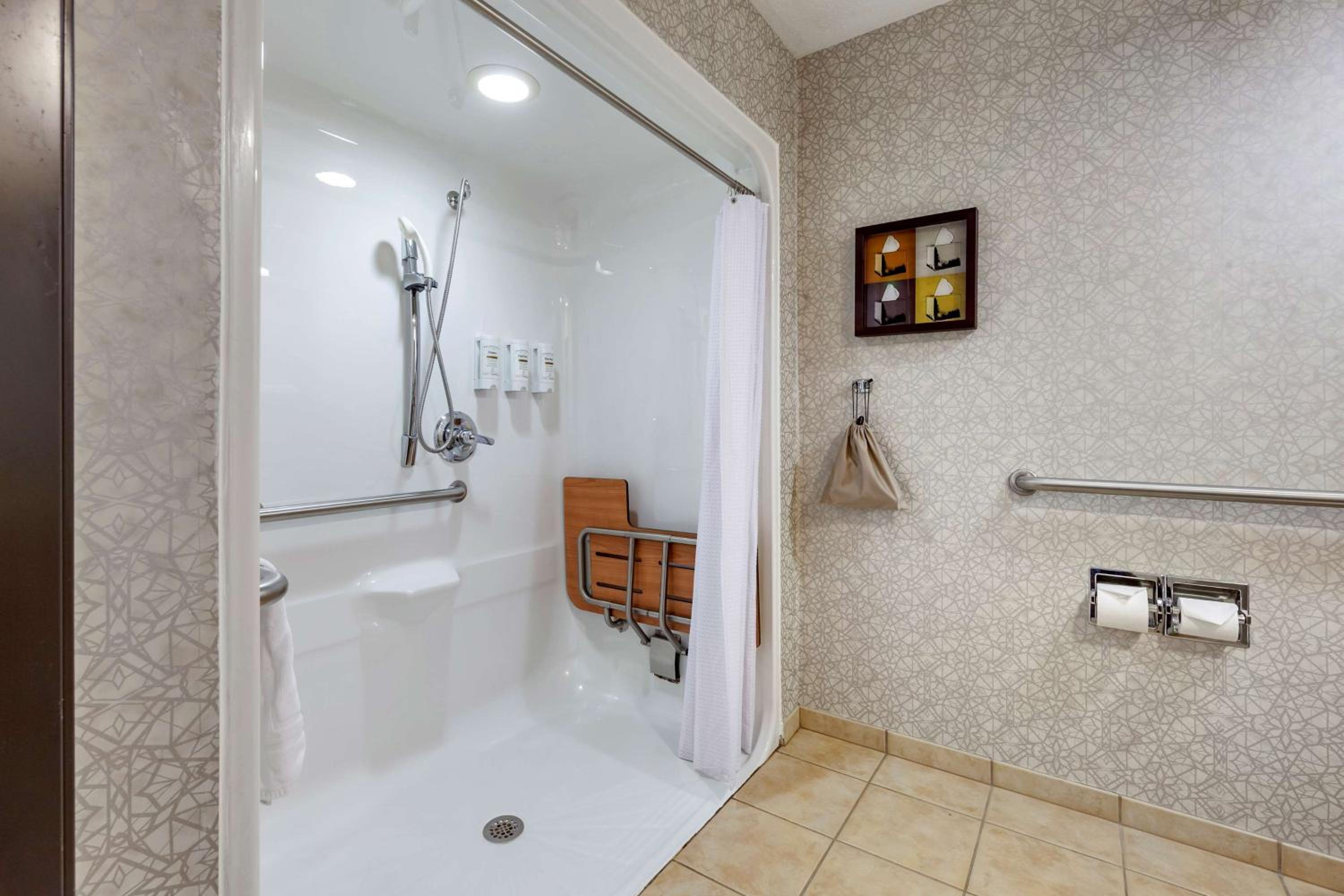 Queen Room with Two Queen Beds - Disability Access - Non Smoking - Photo 2