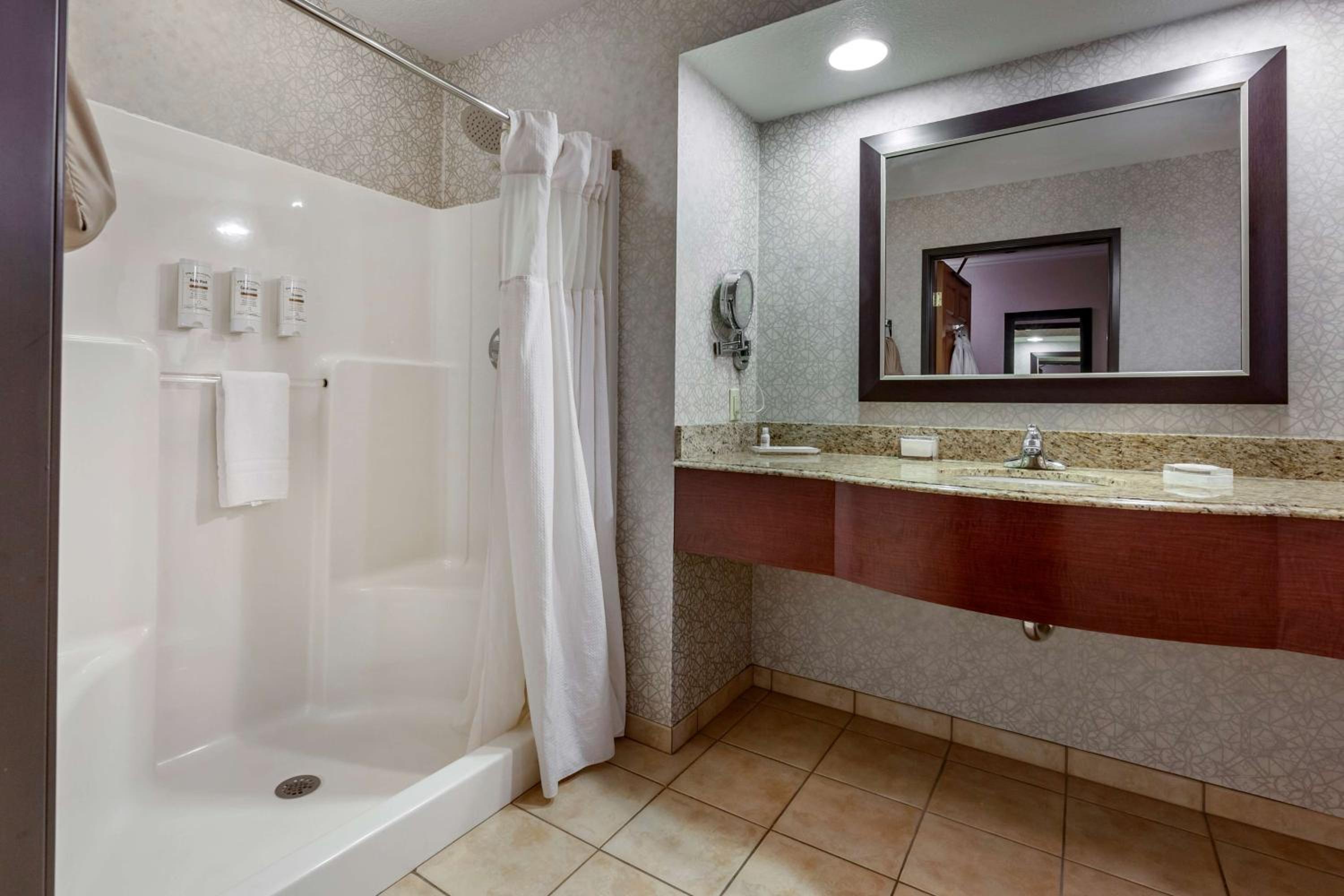 King Suite with Fireplace with Spa Bath - Non-smoking - Photo 3