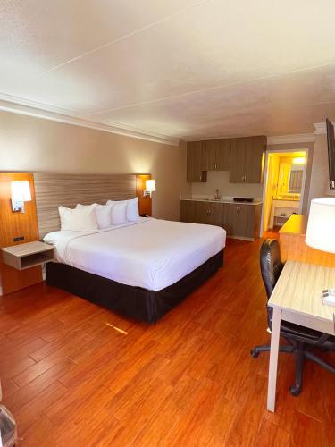 Standard King Room - Non-Smoking  photo 2