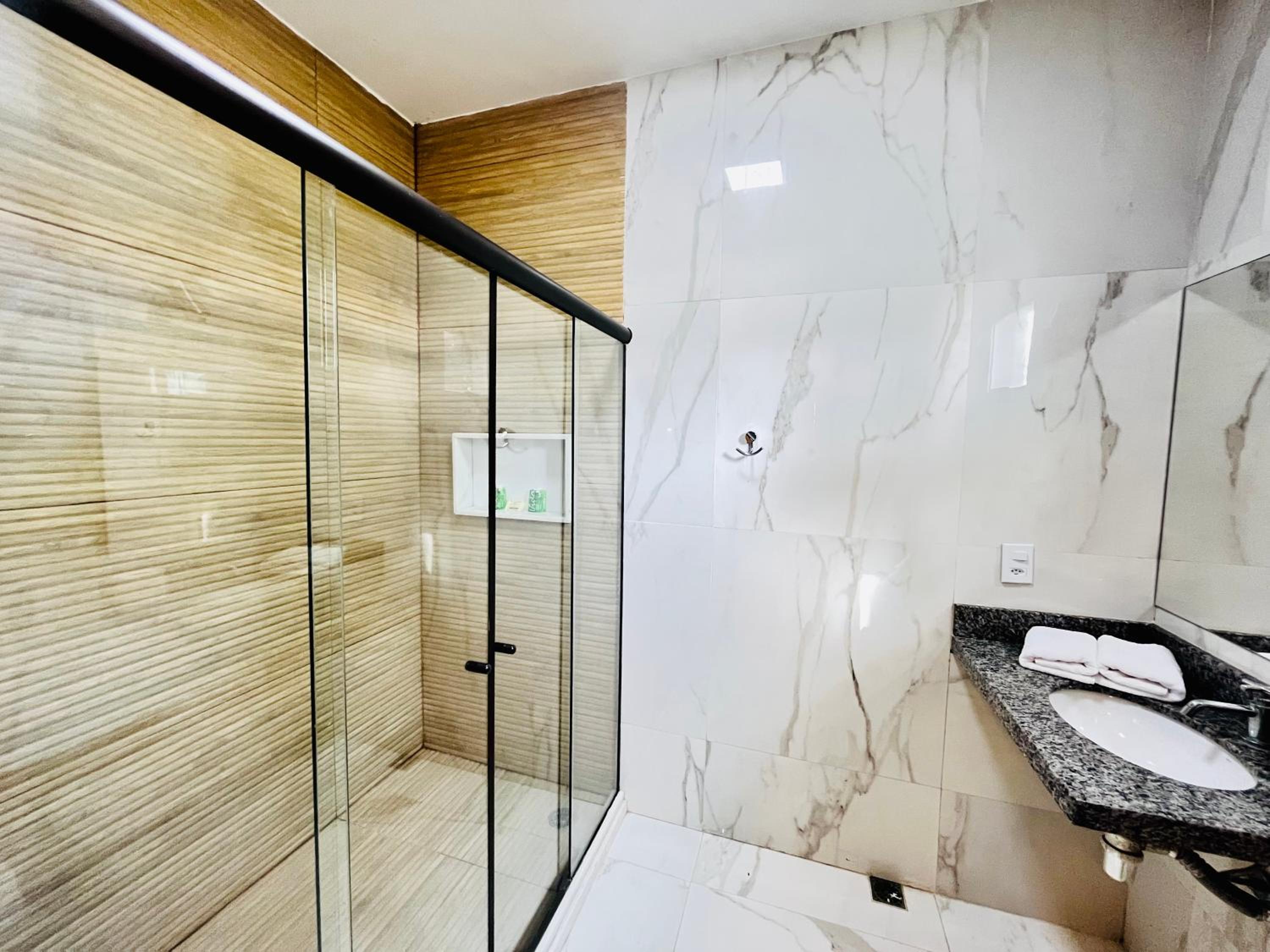 Queen Suite with Pool View photo 2