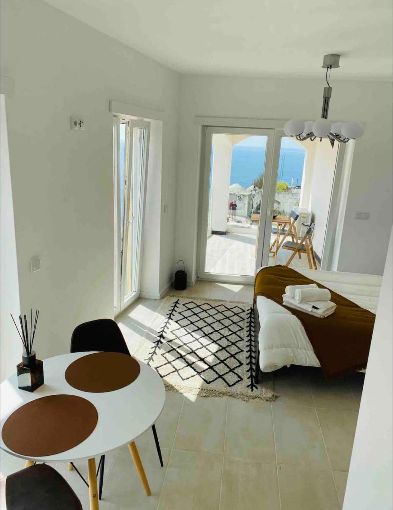 Double Room with Balcony and Sea View - Photo 10