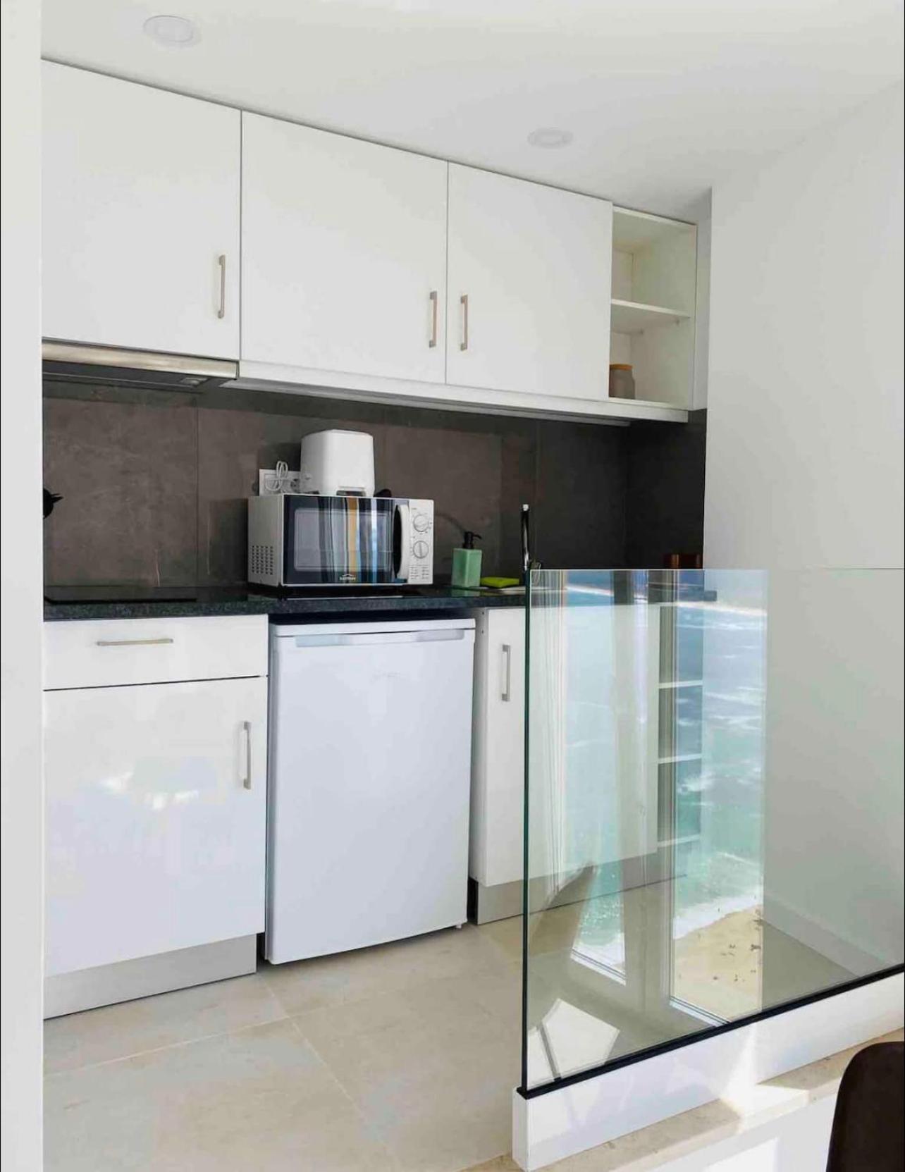 Double Room with Balcony and Sea View - Photo 11