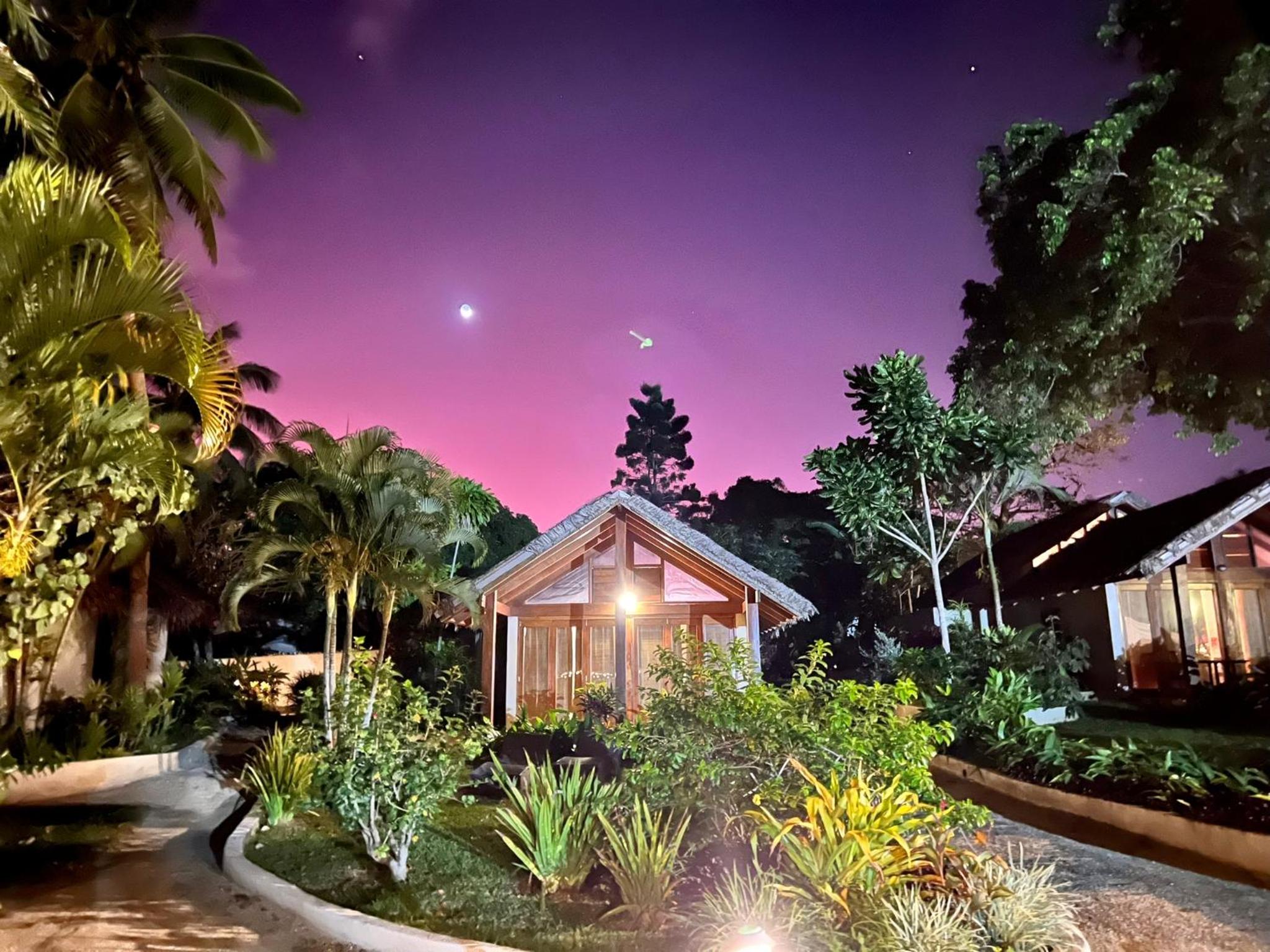 Deluxe One-Bedroom Villa with Spa Bath and Beach View photo 1