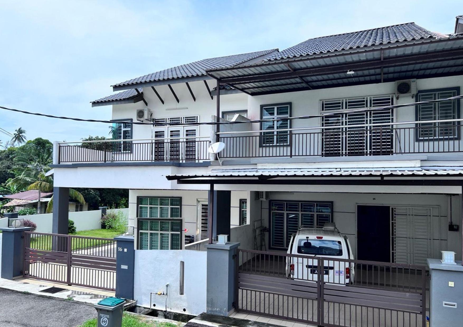 Five-Bedroom House photo 1