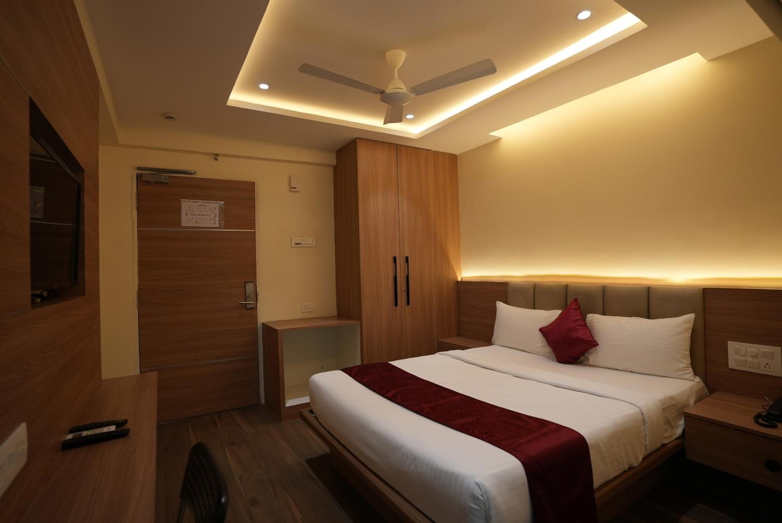 Deluxe Room - Photo 5