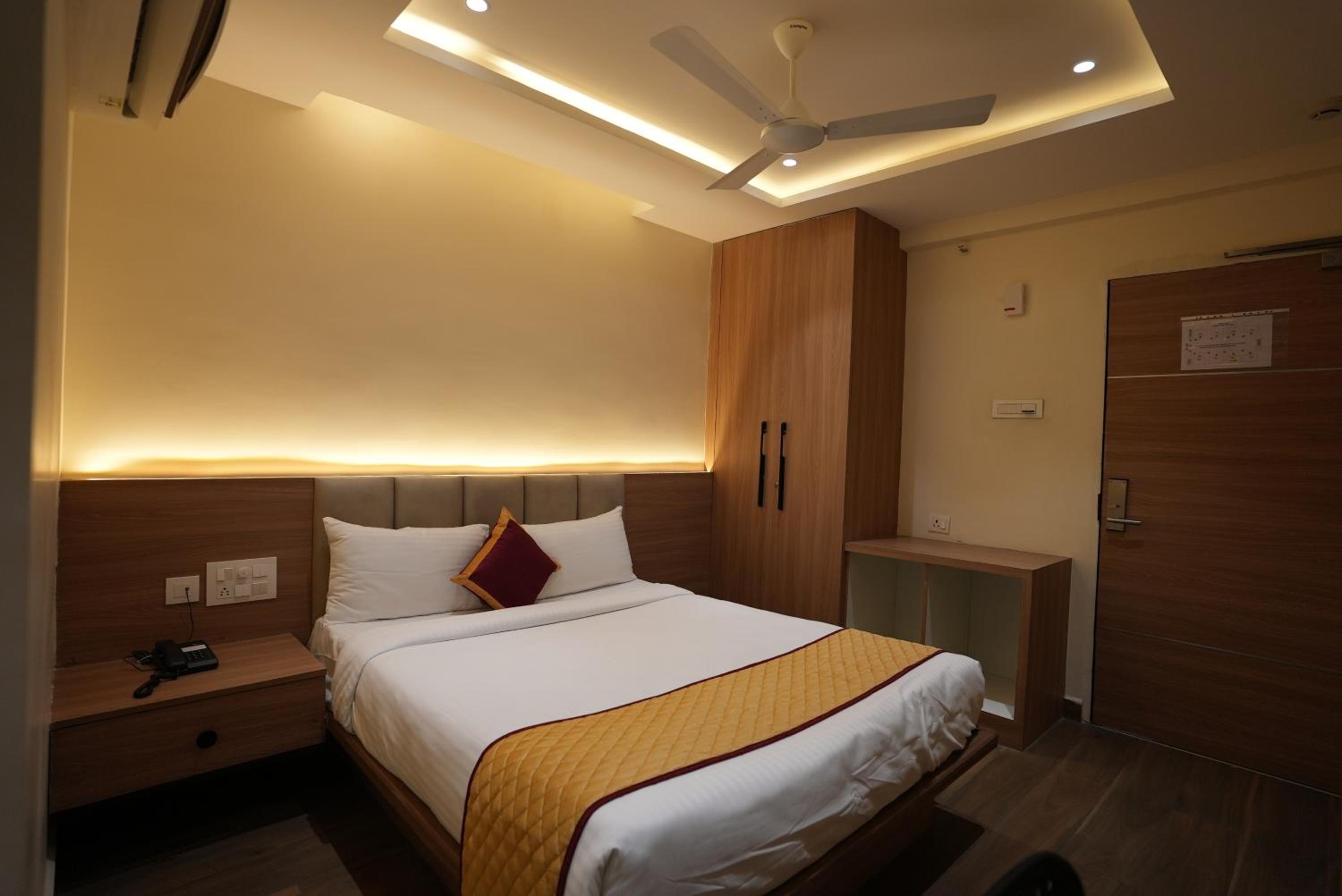 Deluxe Room - Photo 19