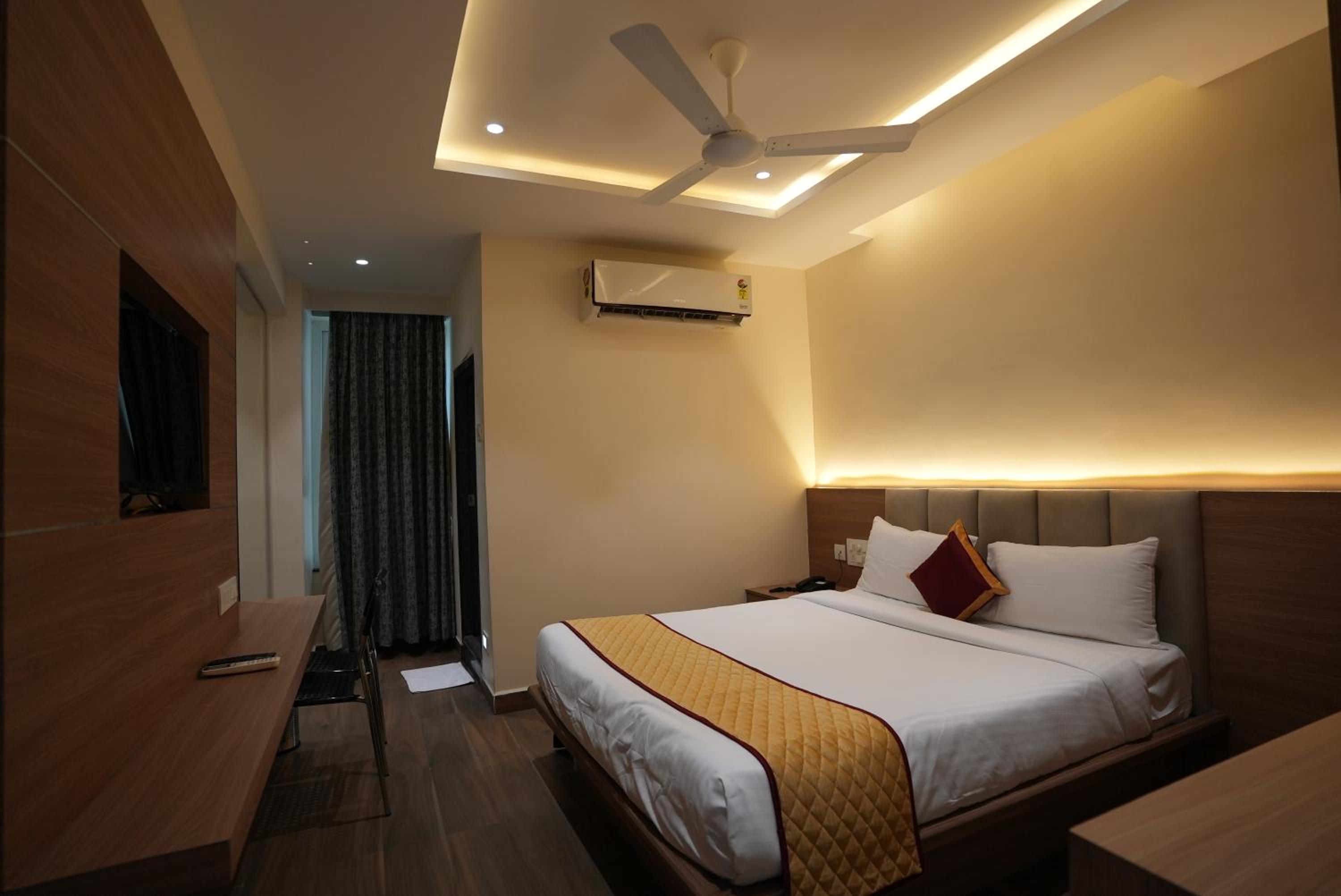 Deluxe Room - Photo 11