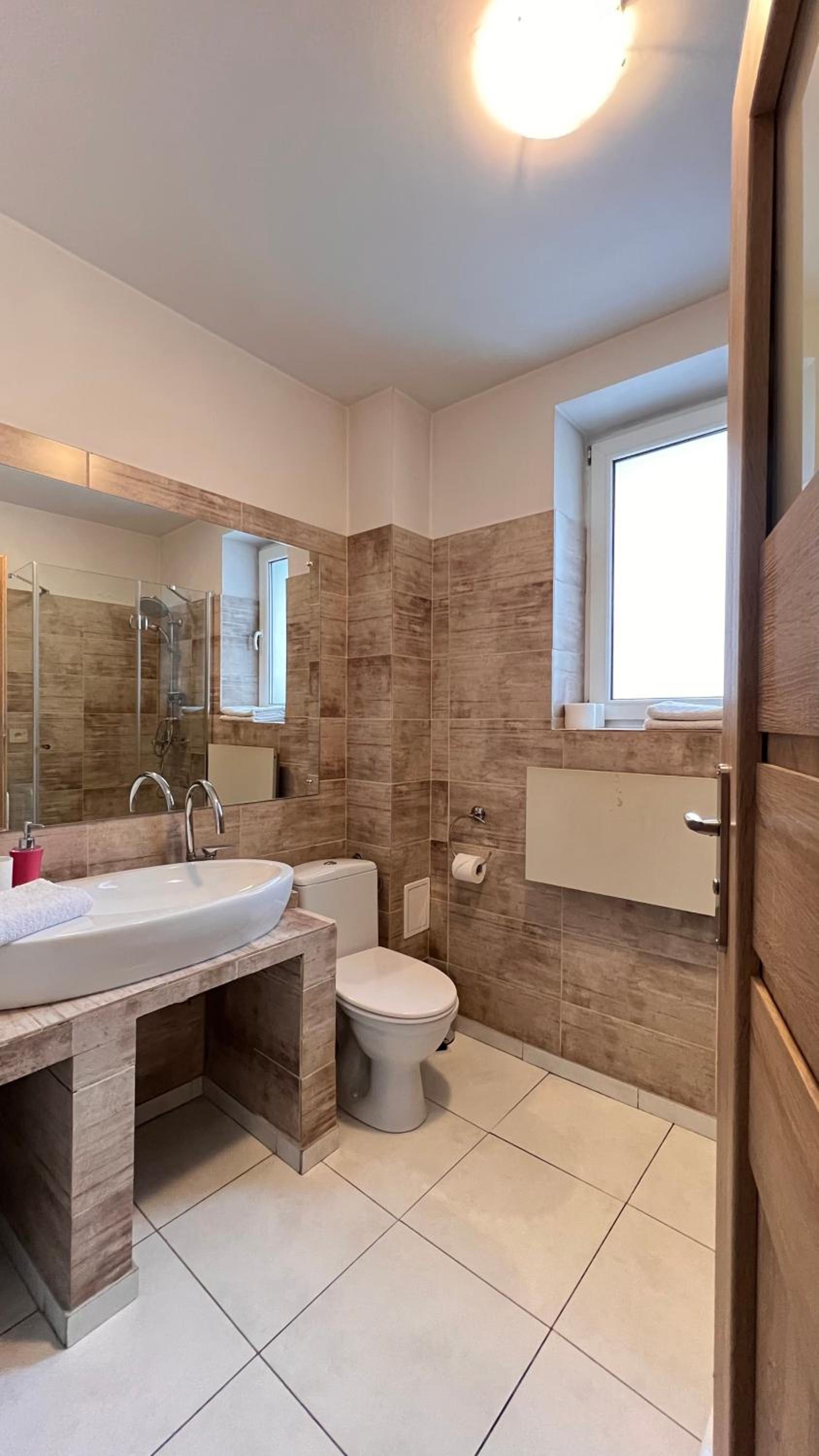 Apartment with Shower - Photo 3