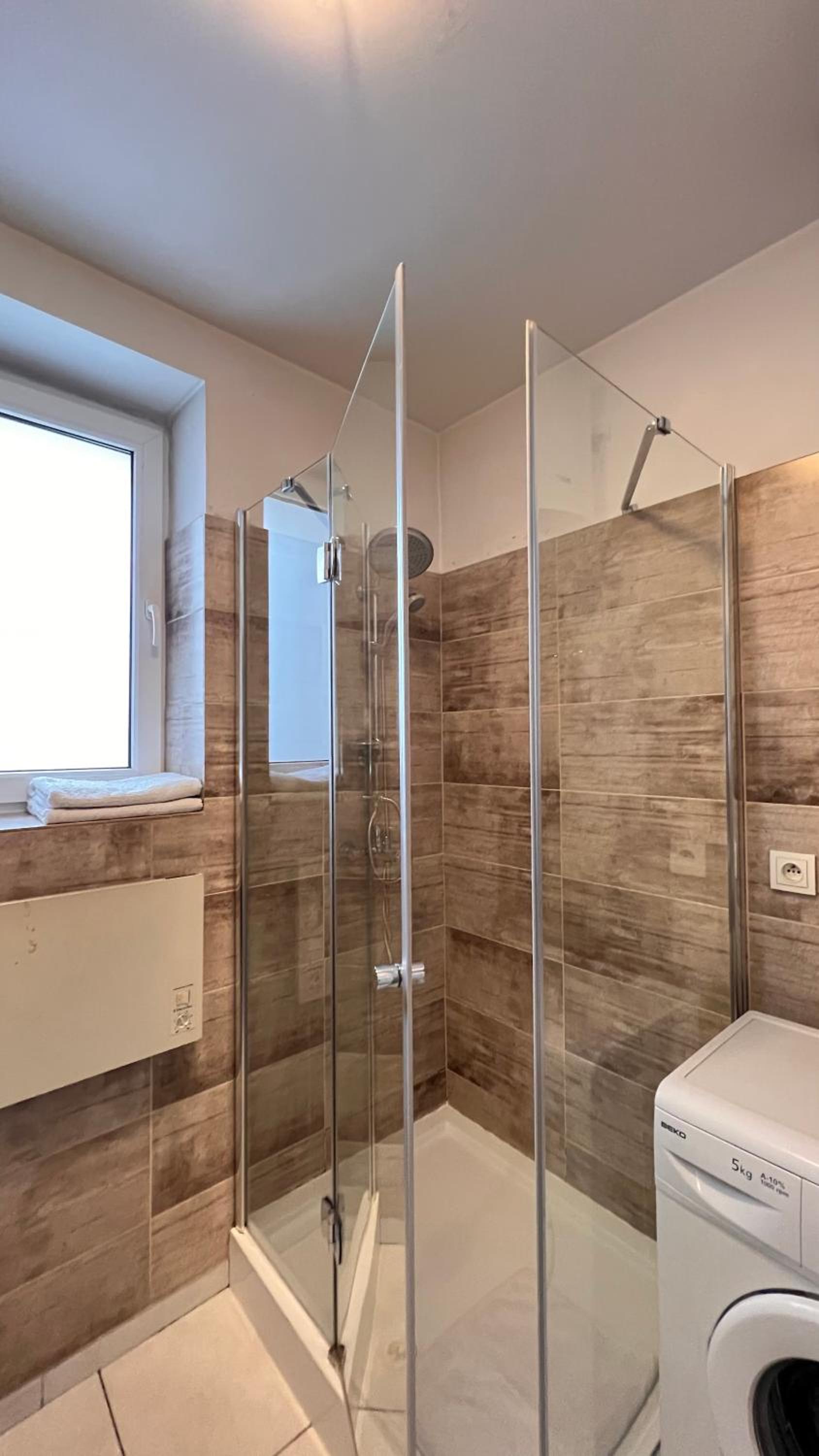 Apartment with Shower - Photo 4