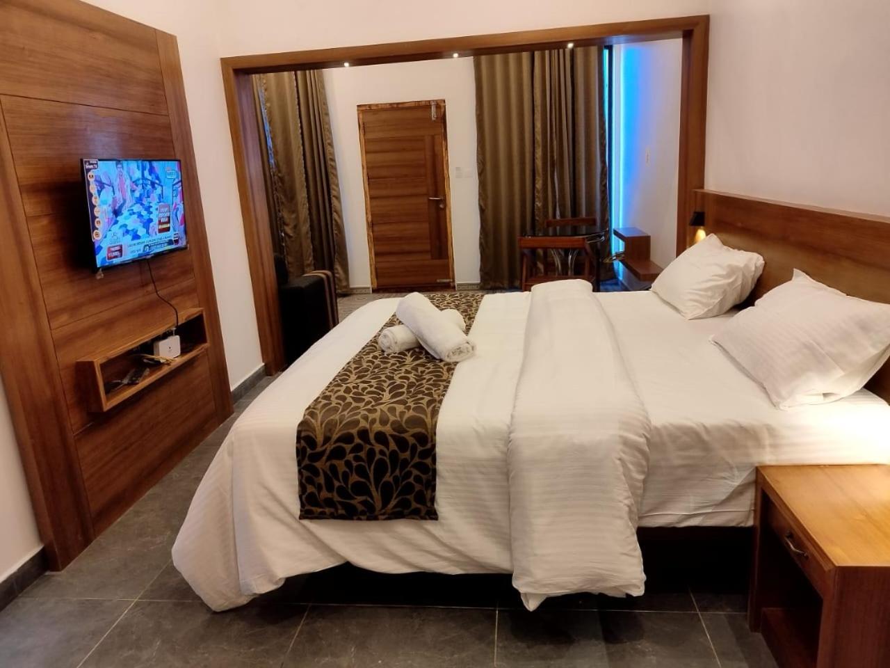 Junior Suite with Pool View - Photo 17
